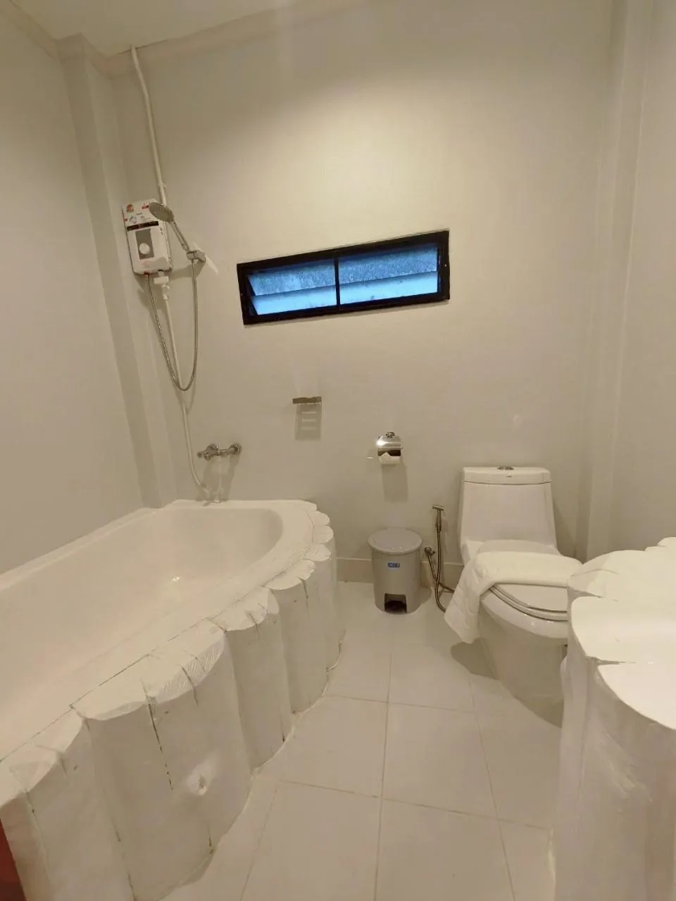 Bathroom in Kenikar Raintree Residence Hotel