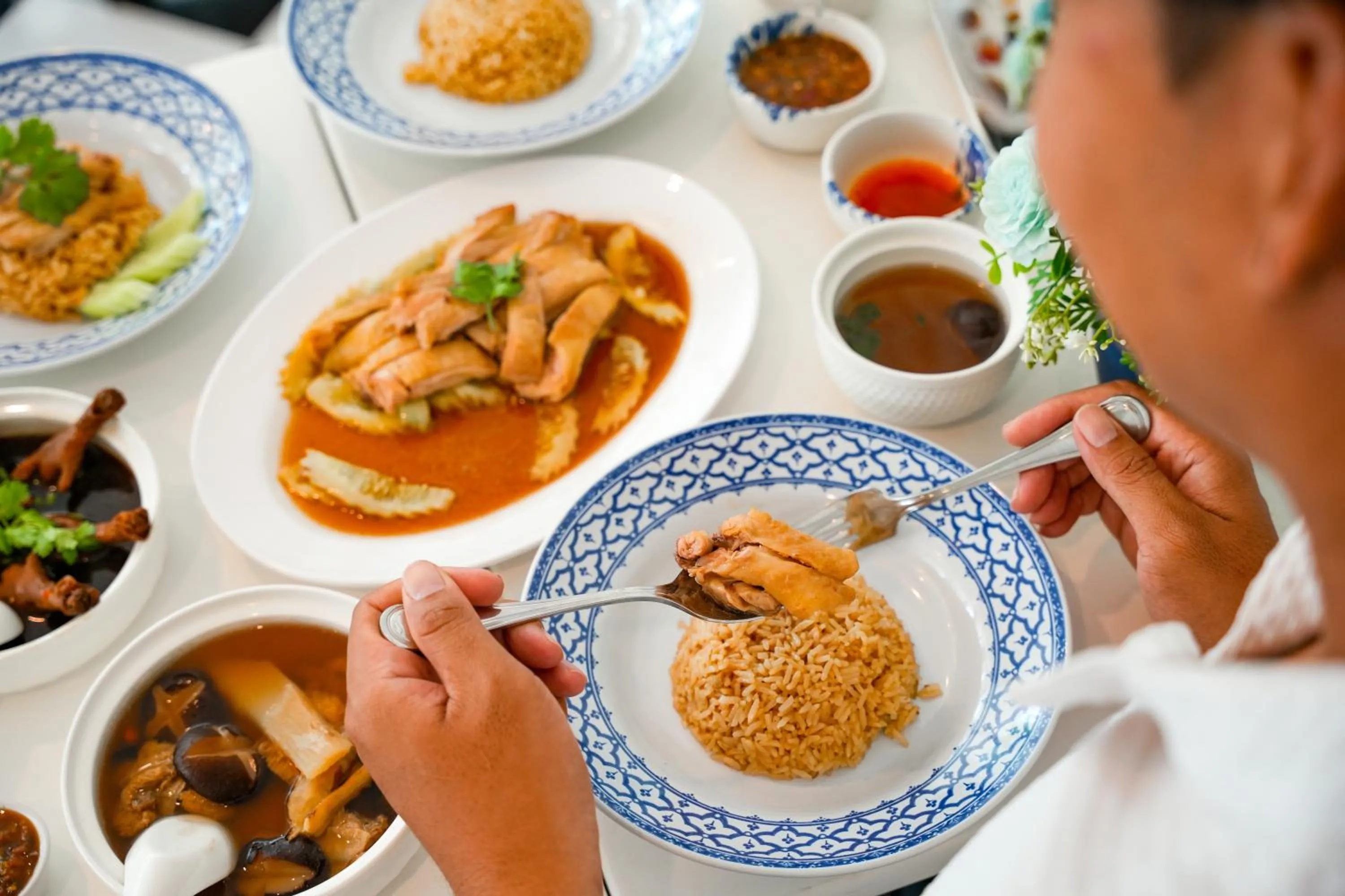 Restaurant/places to eat in Kenikar Raintree Residence Hotel