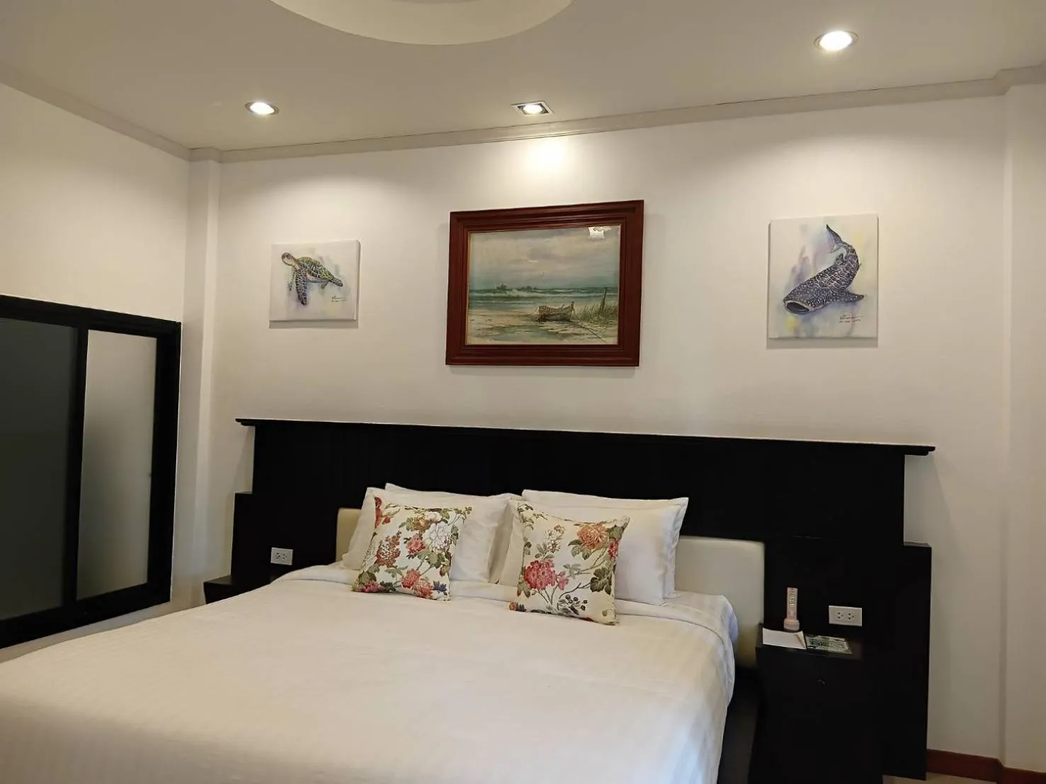 Bedroom, Bed in Kenikar Raintree Residence Hotel