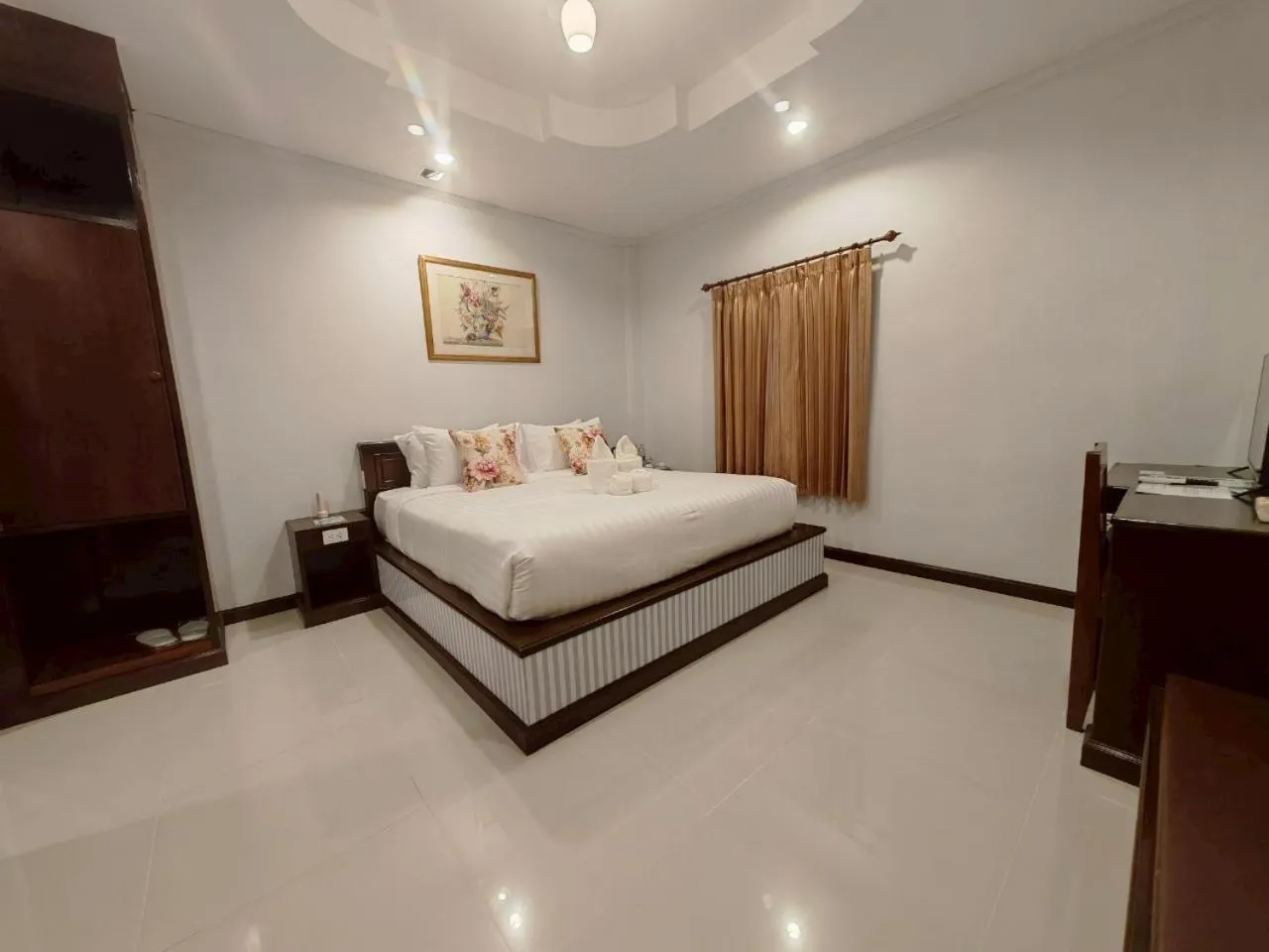 Photo of the whole room, Bed in Kenikar Raintree Residence Hotel