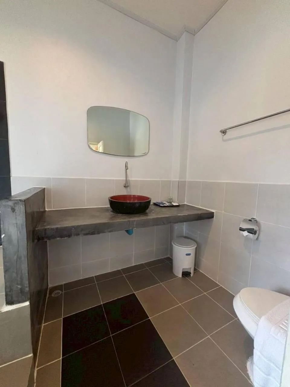 Toilet in Kenikar Raintree Residence Hotel