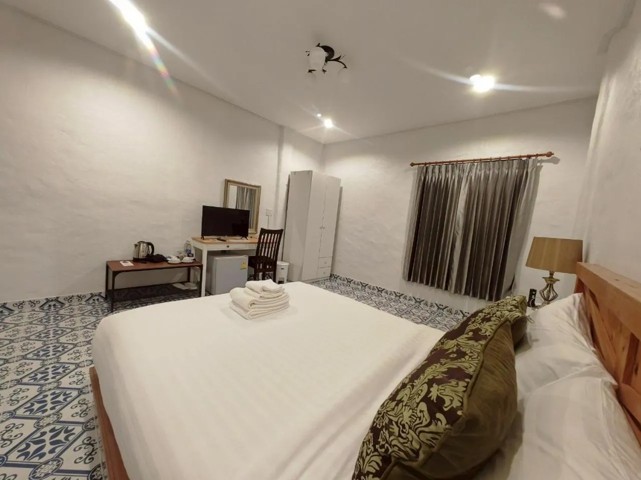 Bed in Kenikar Raintree Residence Hotel
