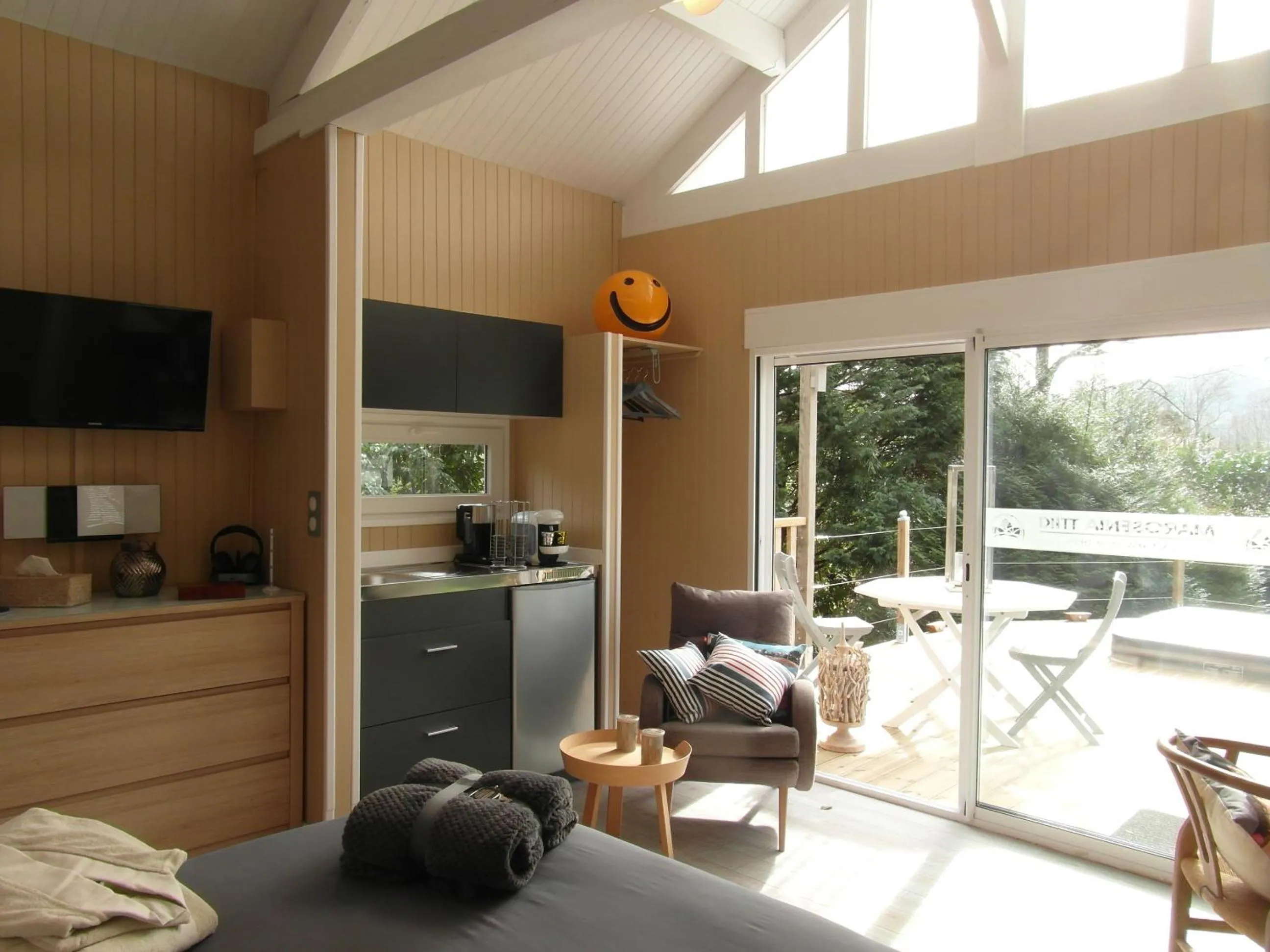 Photo of the whole room in MAROSENIA TTIKI - Cabanes et Spa