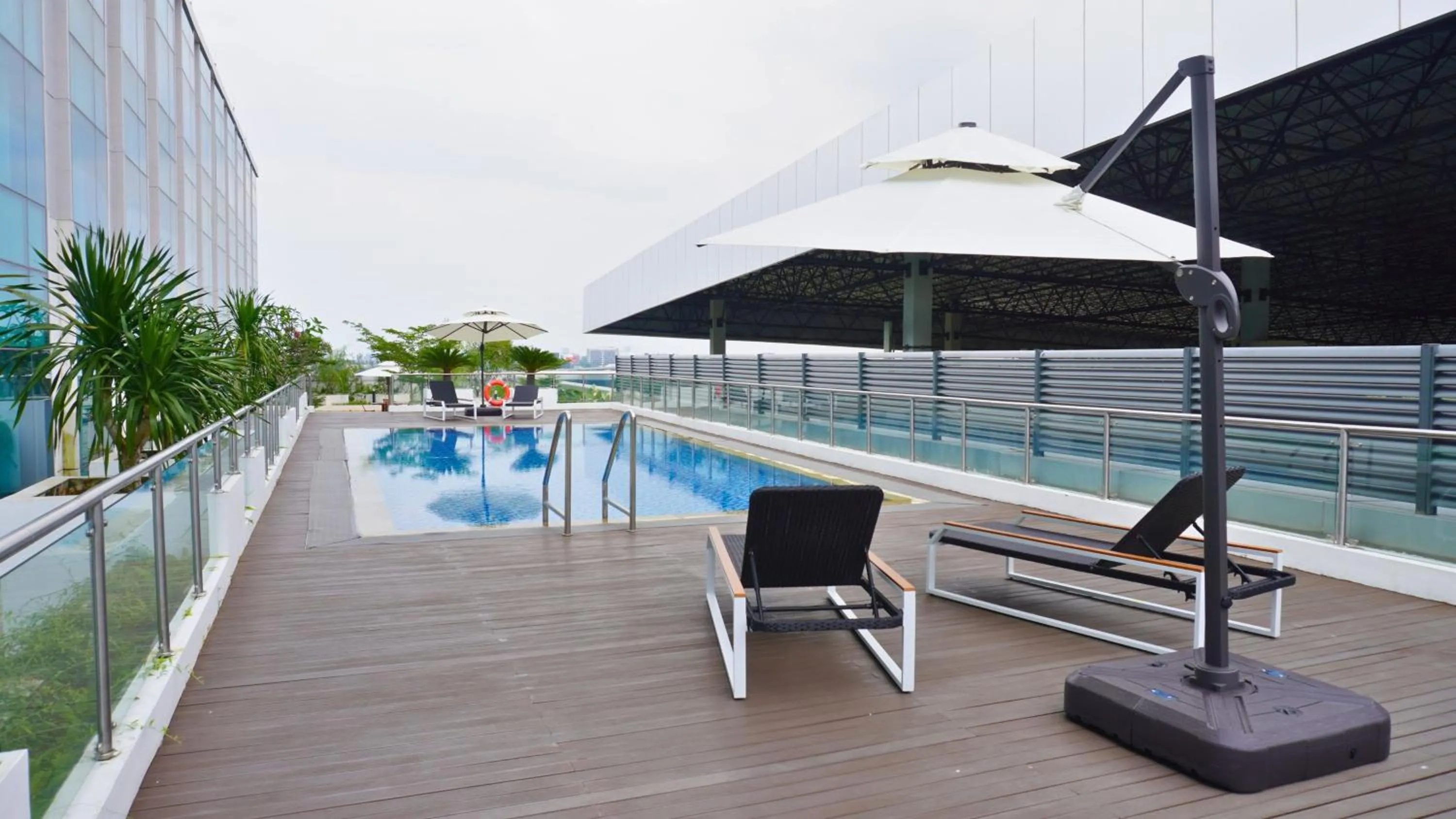 Swimming pool in Grand Anara Airport Hotel