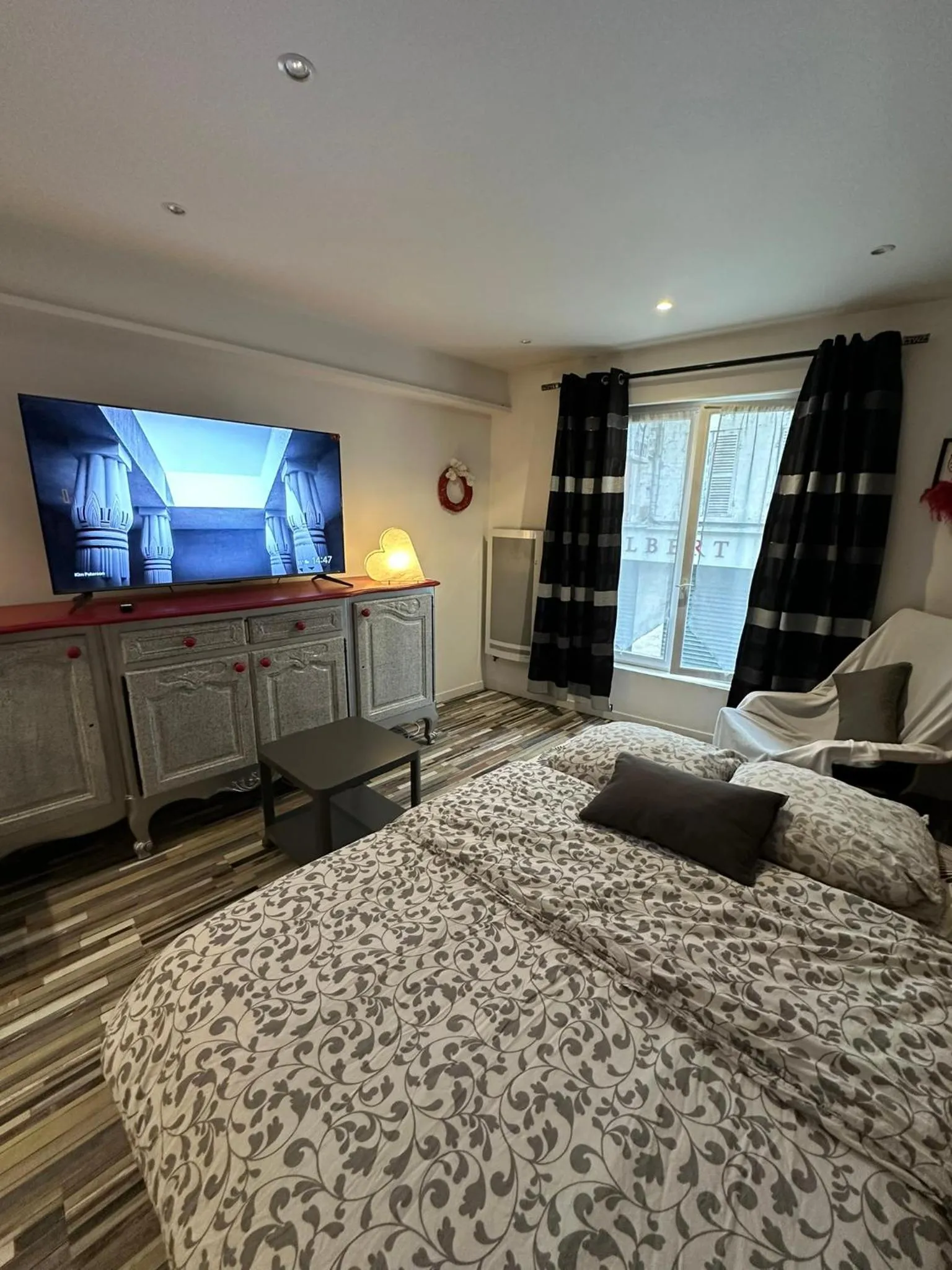 Communal lounge/ TV room, Bed in Loc'apparts