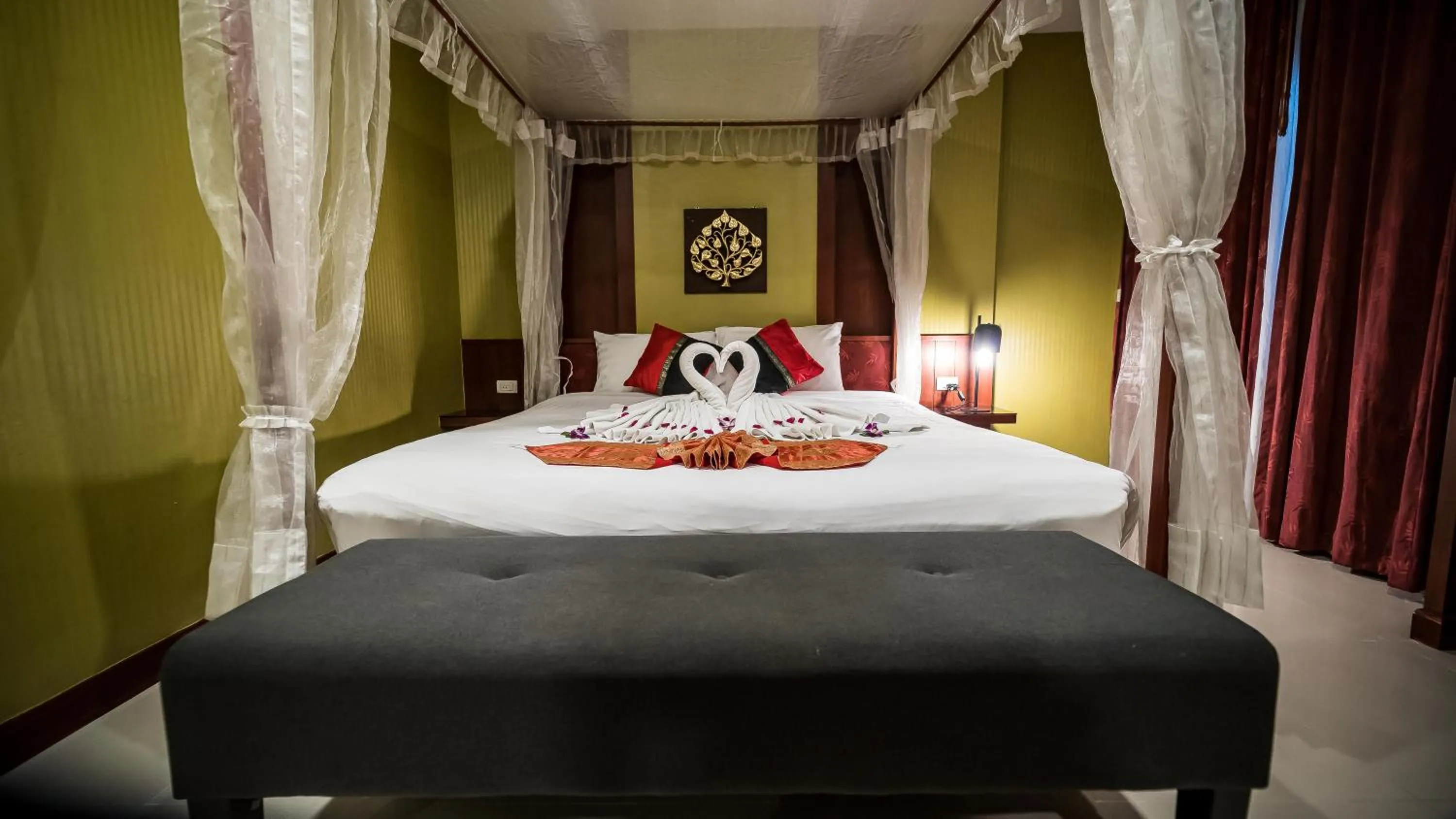 Bed in Patong Hemingways Hotel