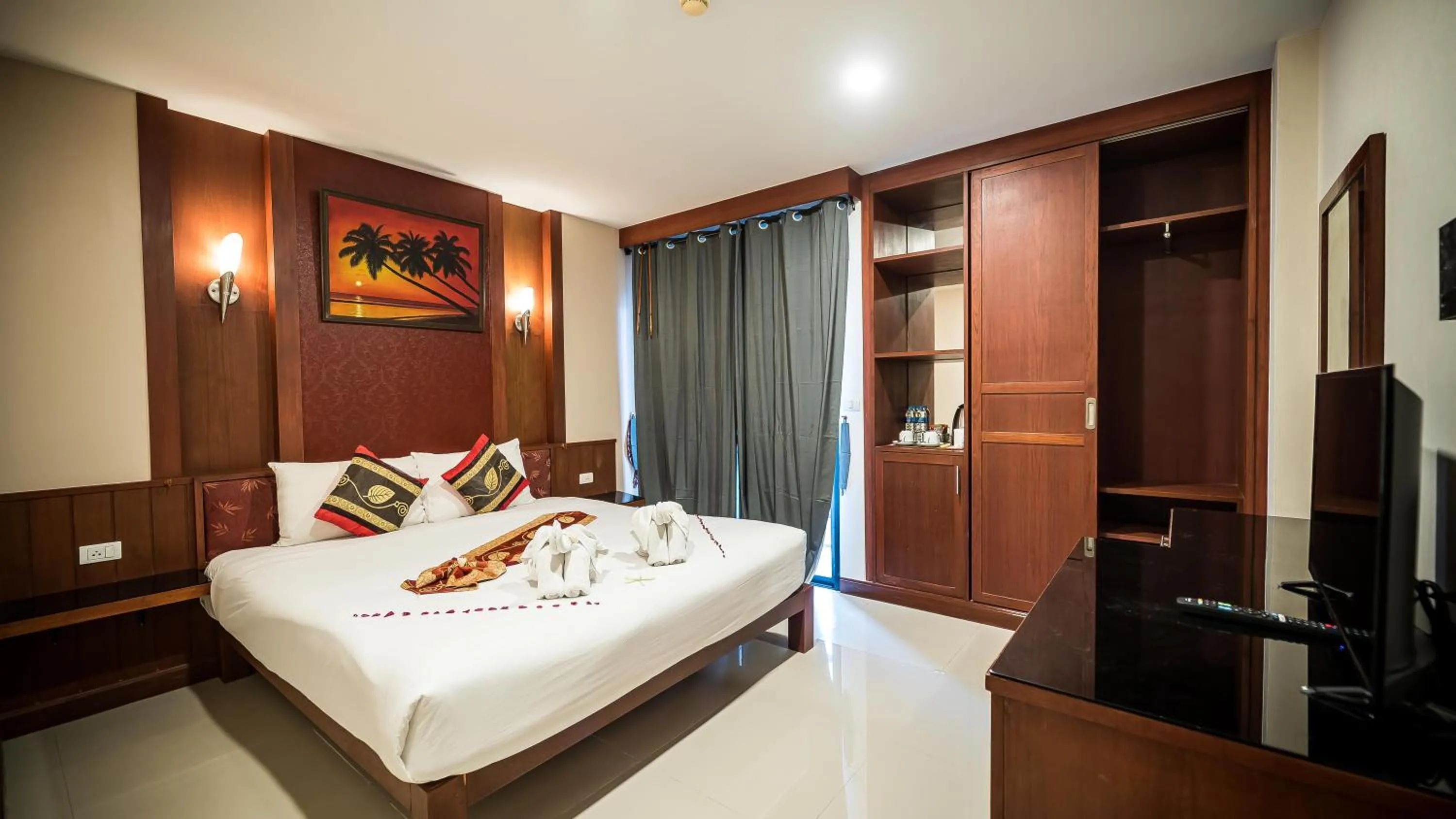 Bed in Patong Hemingways Hotel