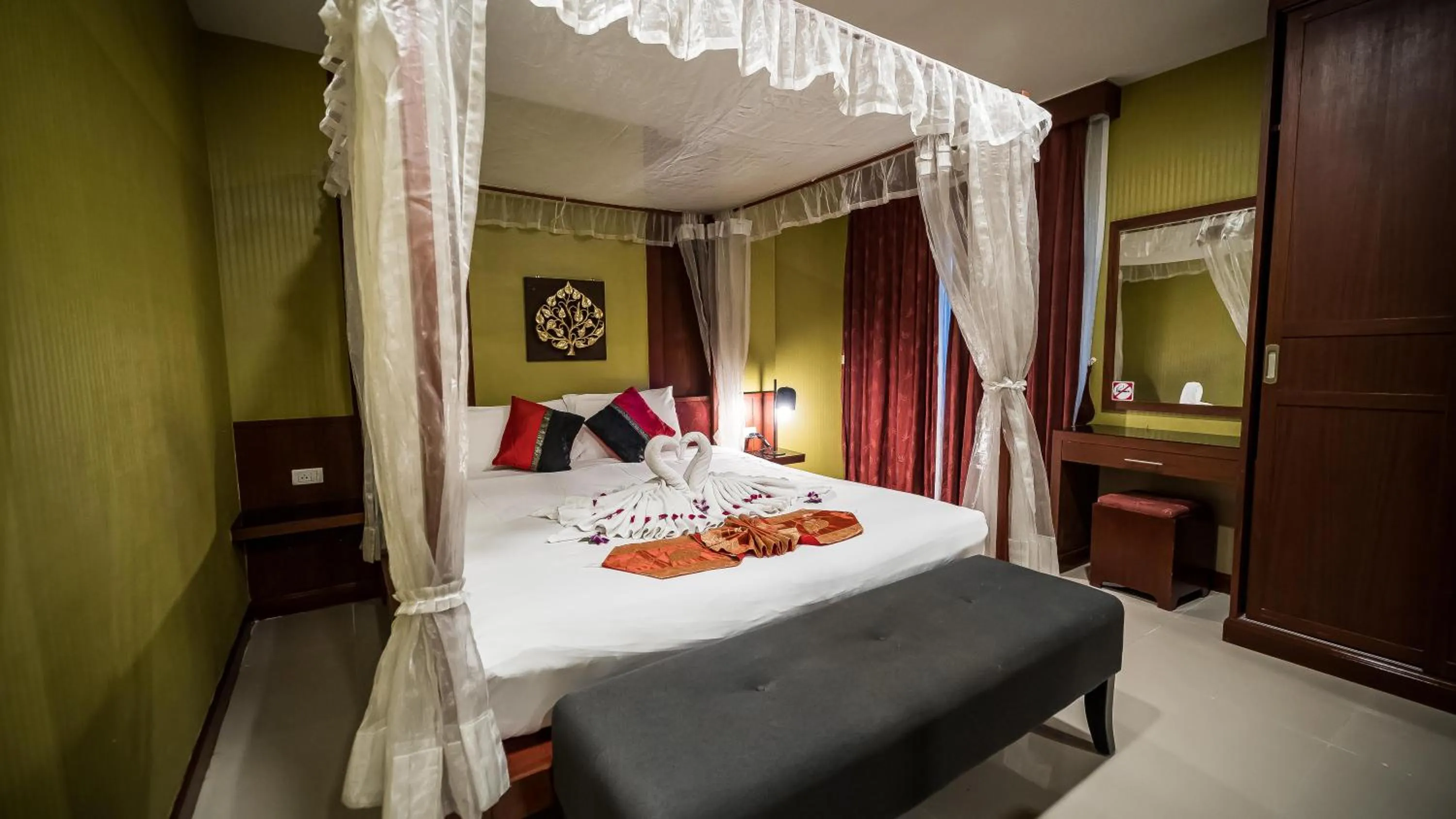 Bed in Patong Hemingways Hotel