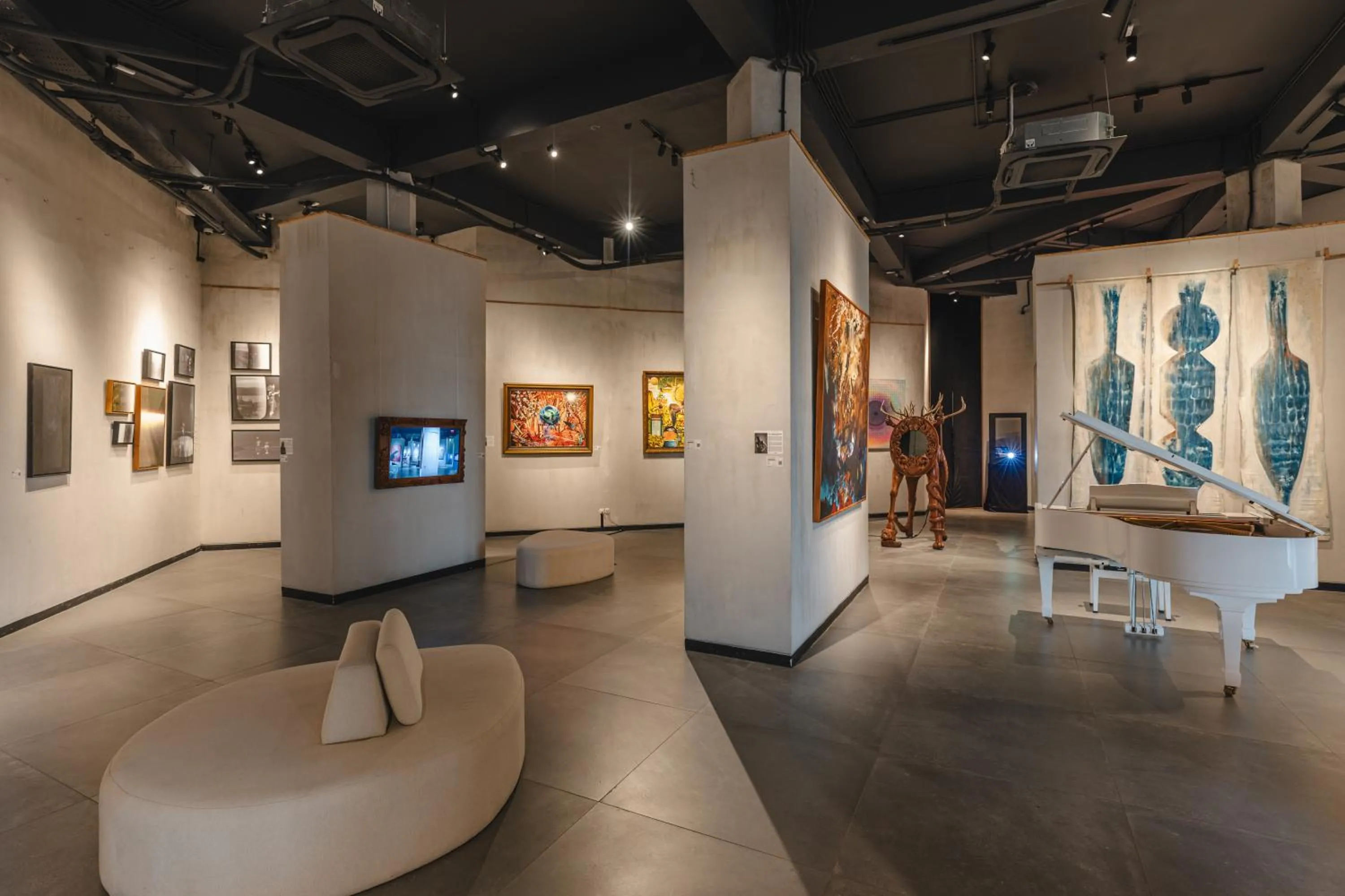 Communal lounge/ TV room in Nuanu Suites & Accommodations