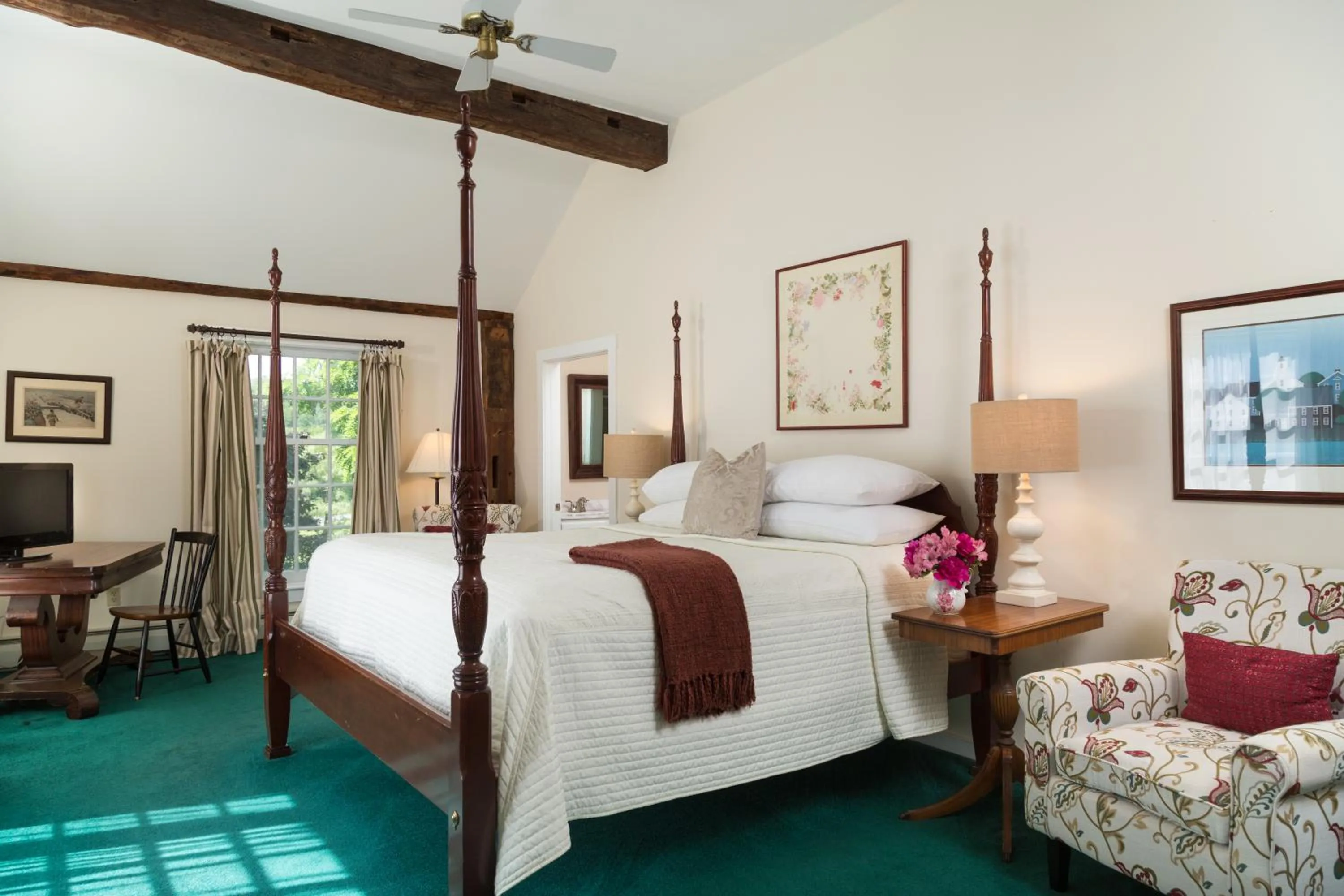 Photo of the whole room, Bed in Chesterfield Inn