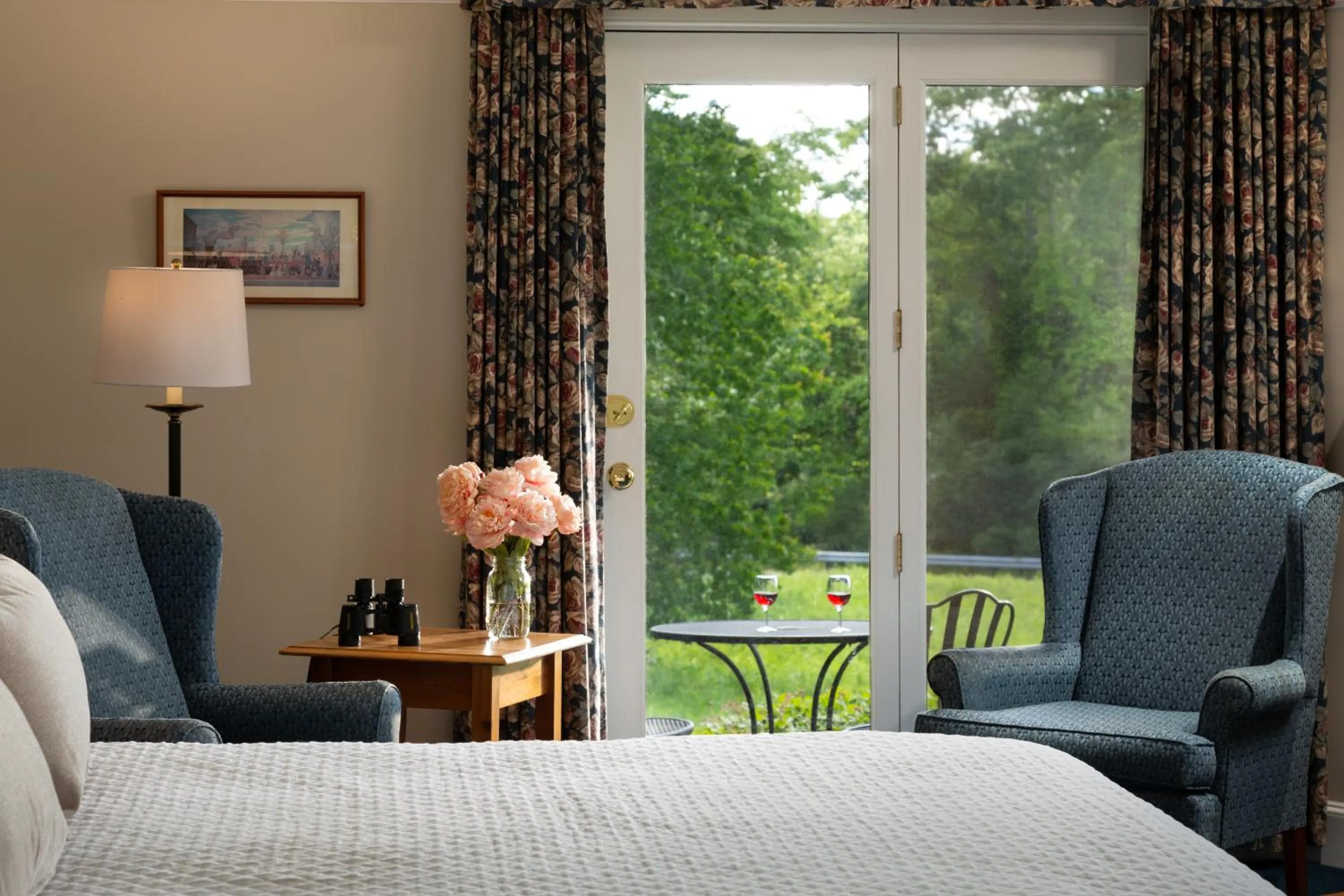 Seating area, Bed in Chesterfield Inn