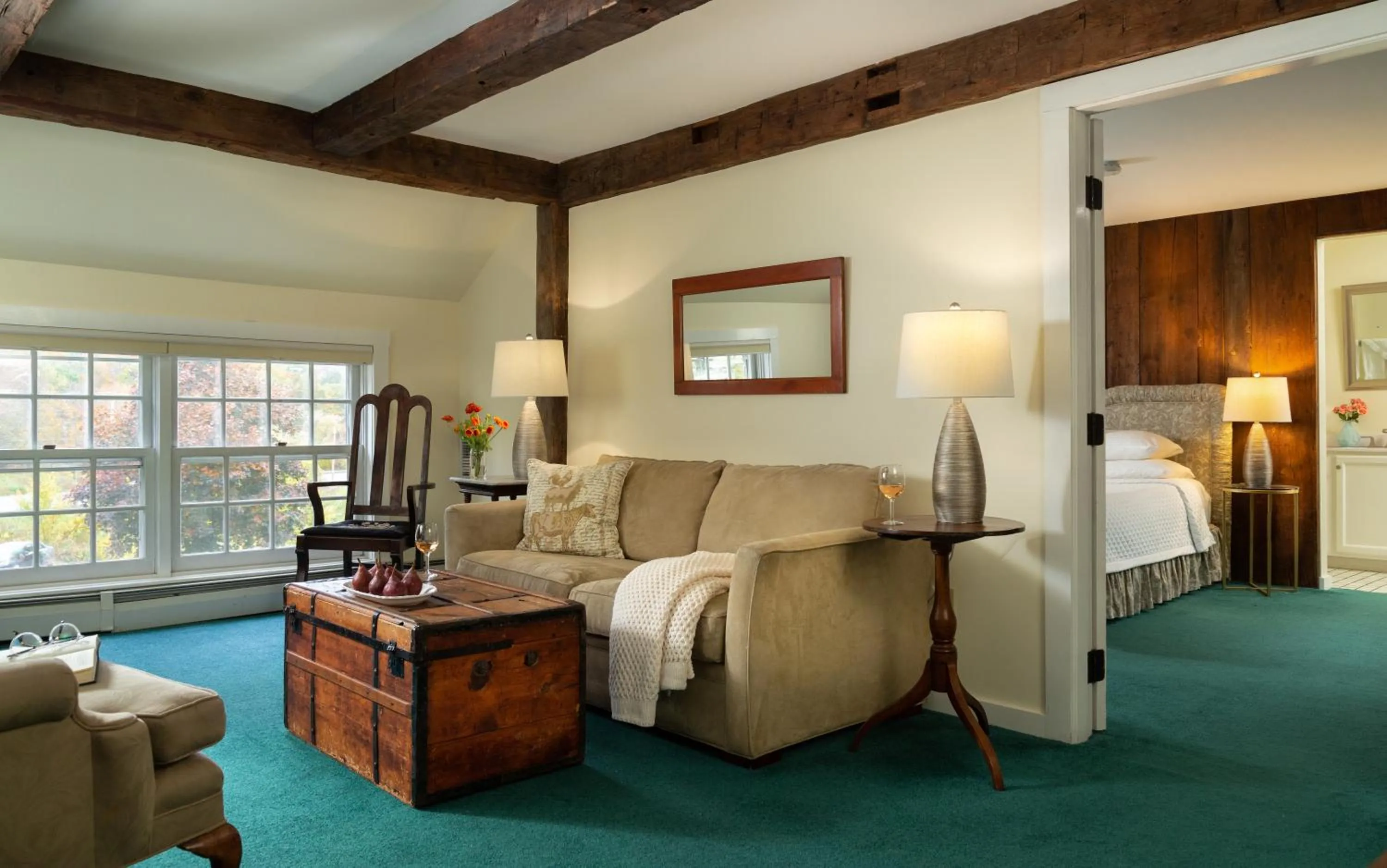 Living room, Bed in Chesterfield Inn