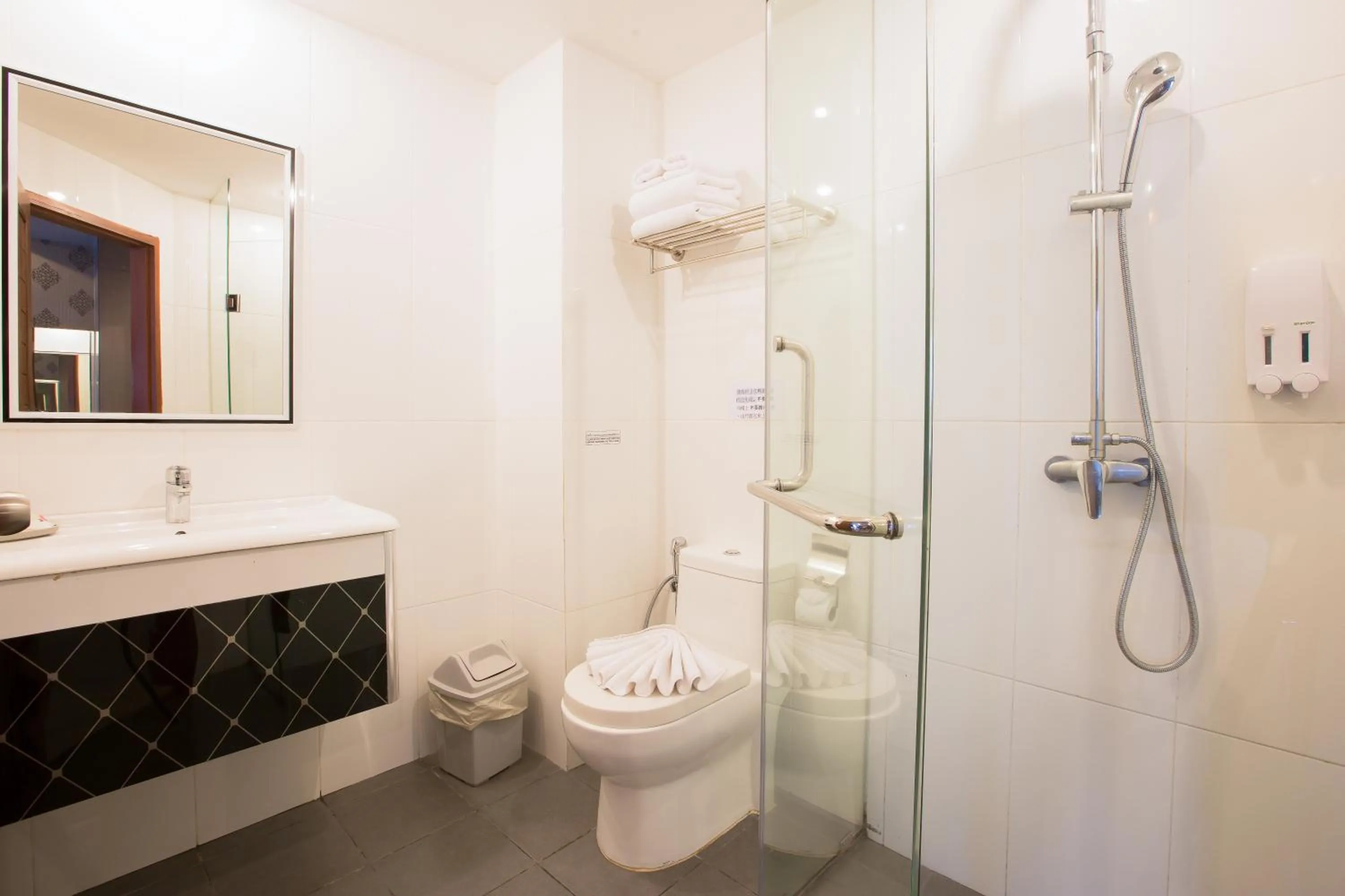 Hemingways Silk Hotel