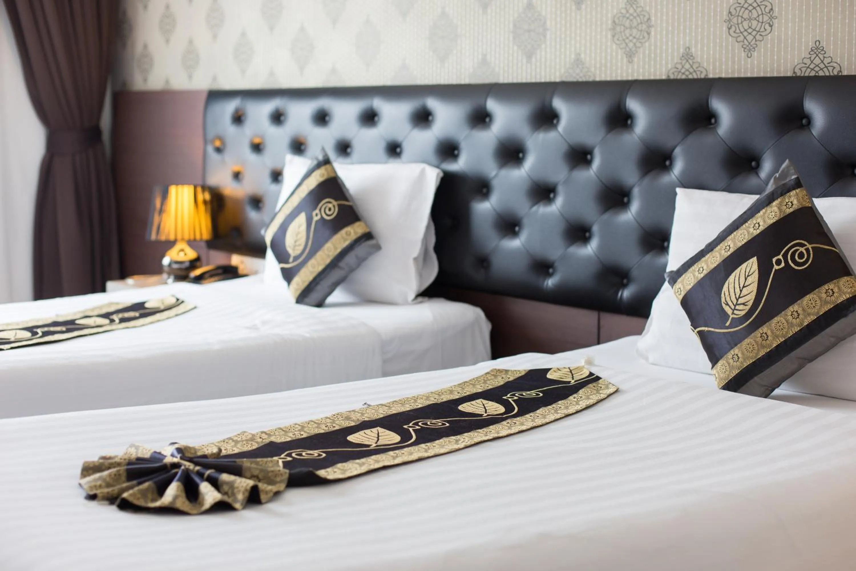 Living room, Bed in Hemingways Silk Hotel