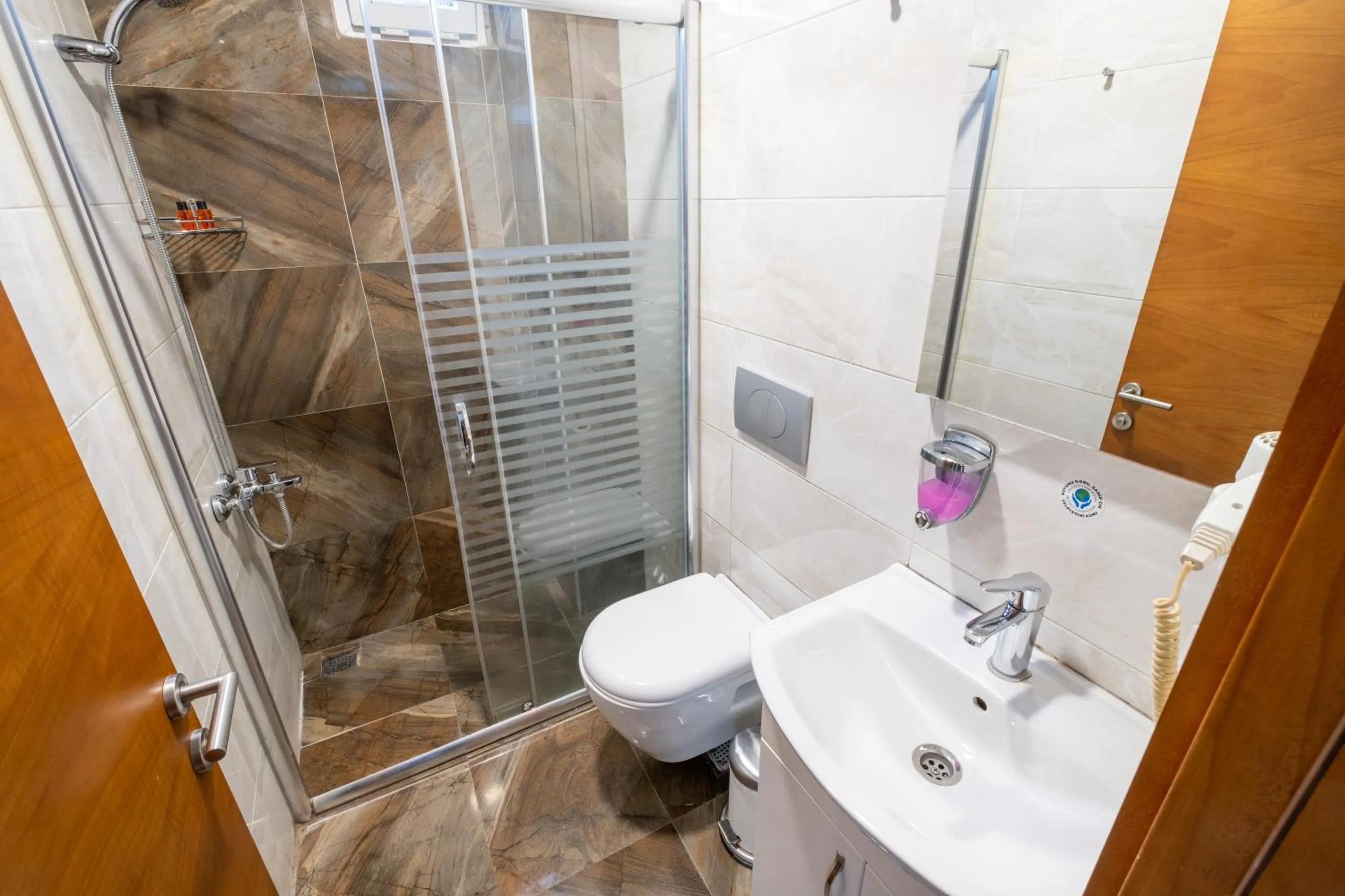 Shower in Dreams İstanbul Hotel