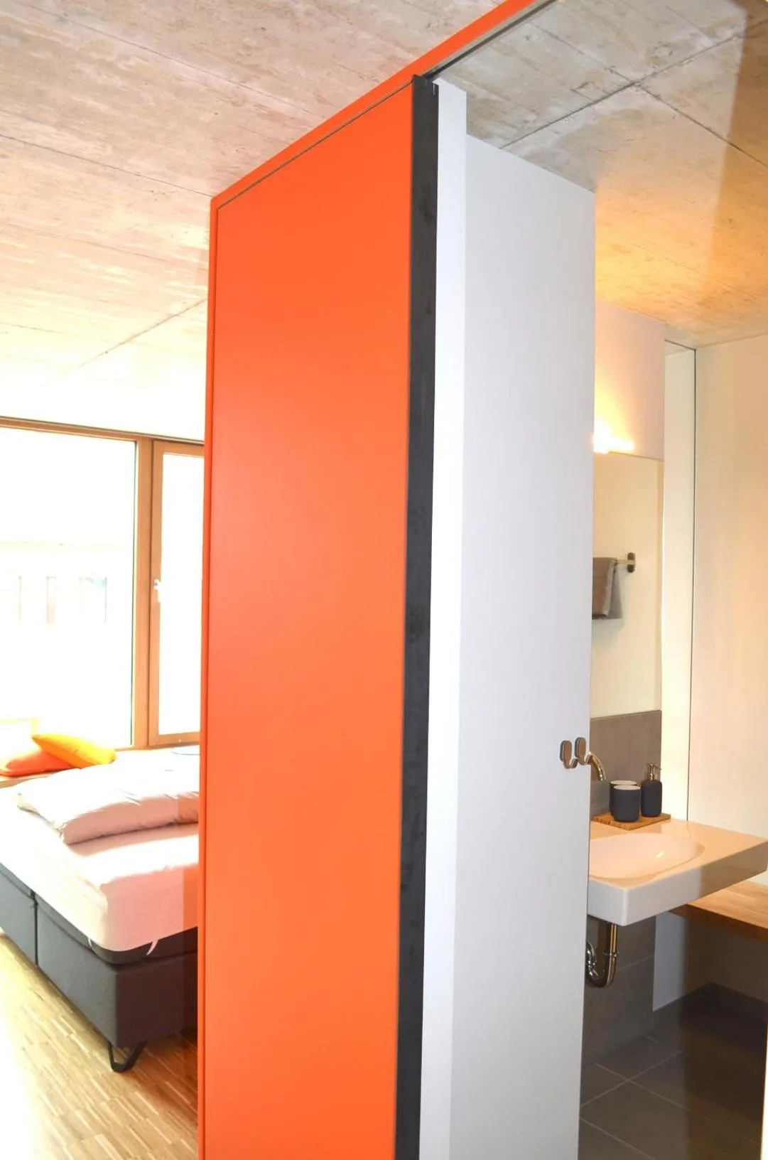 Bathroom, Bed in Hotel & Restaurant Zur Glocke