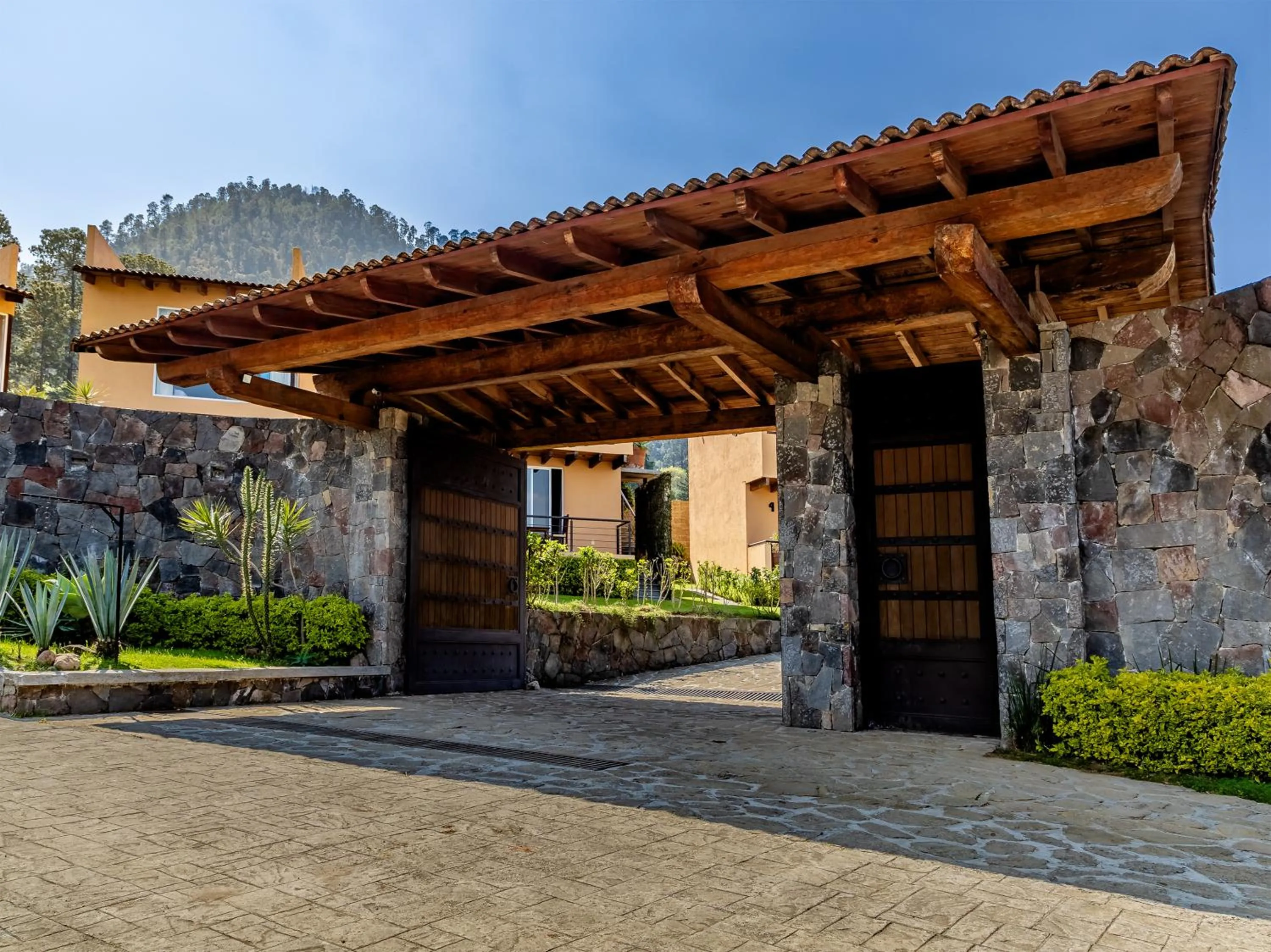 Facade/entrance in Hotel Campestre, Valle de Bravo