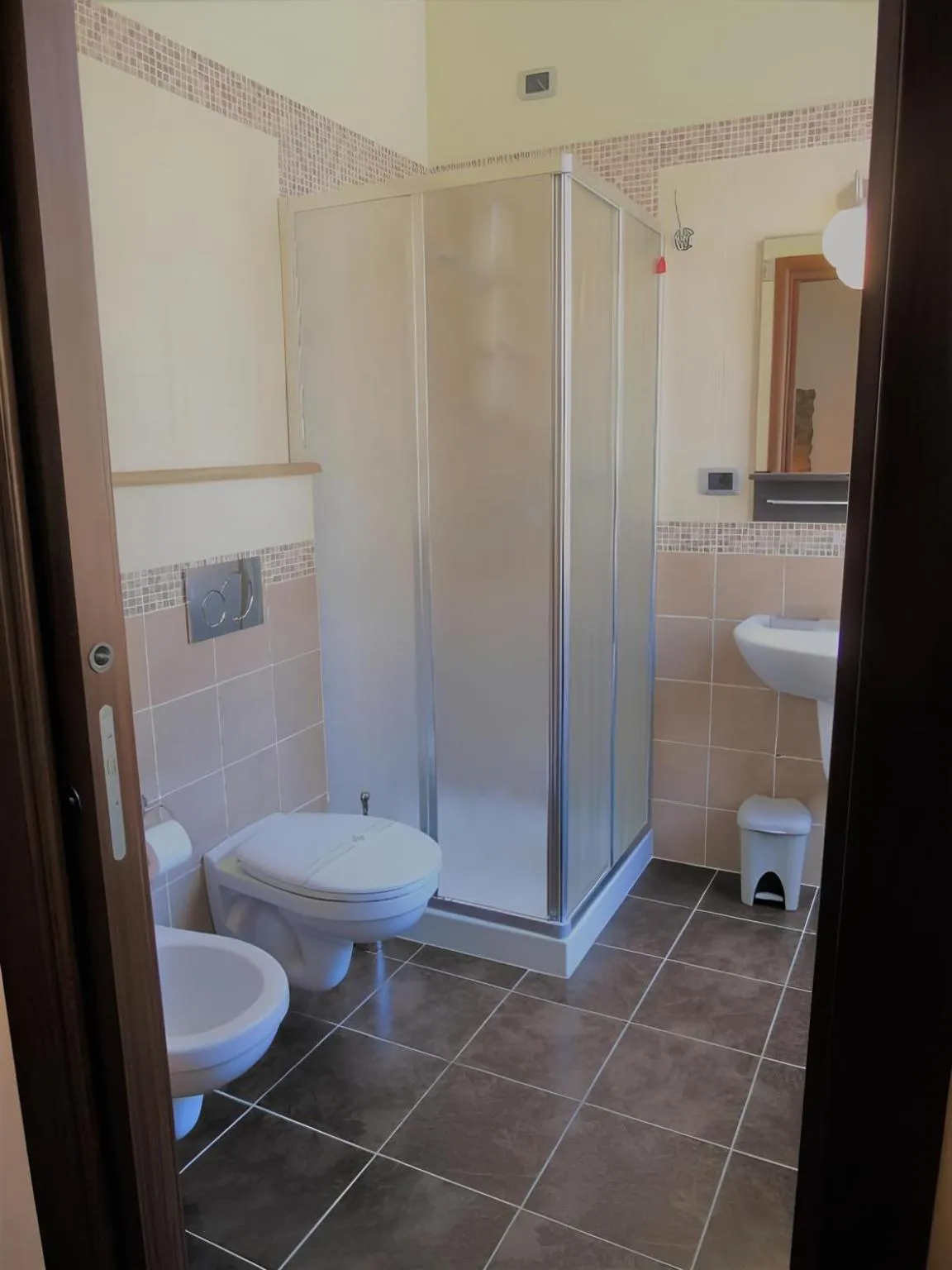 Shower in Alis Laura Guest House - Near Metro Bologna, Easy Access to All Rome