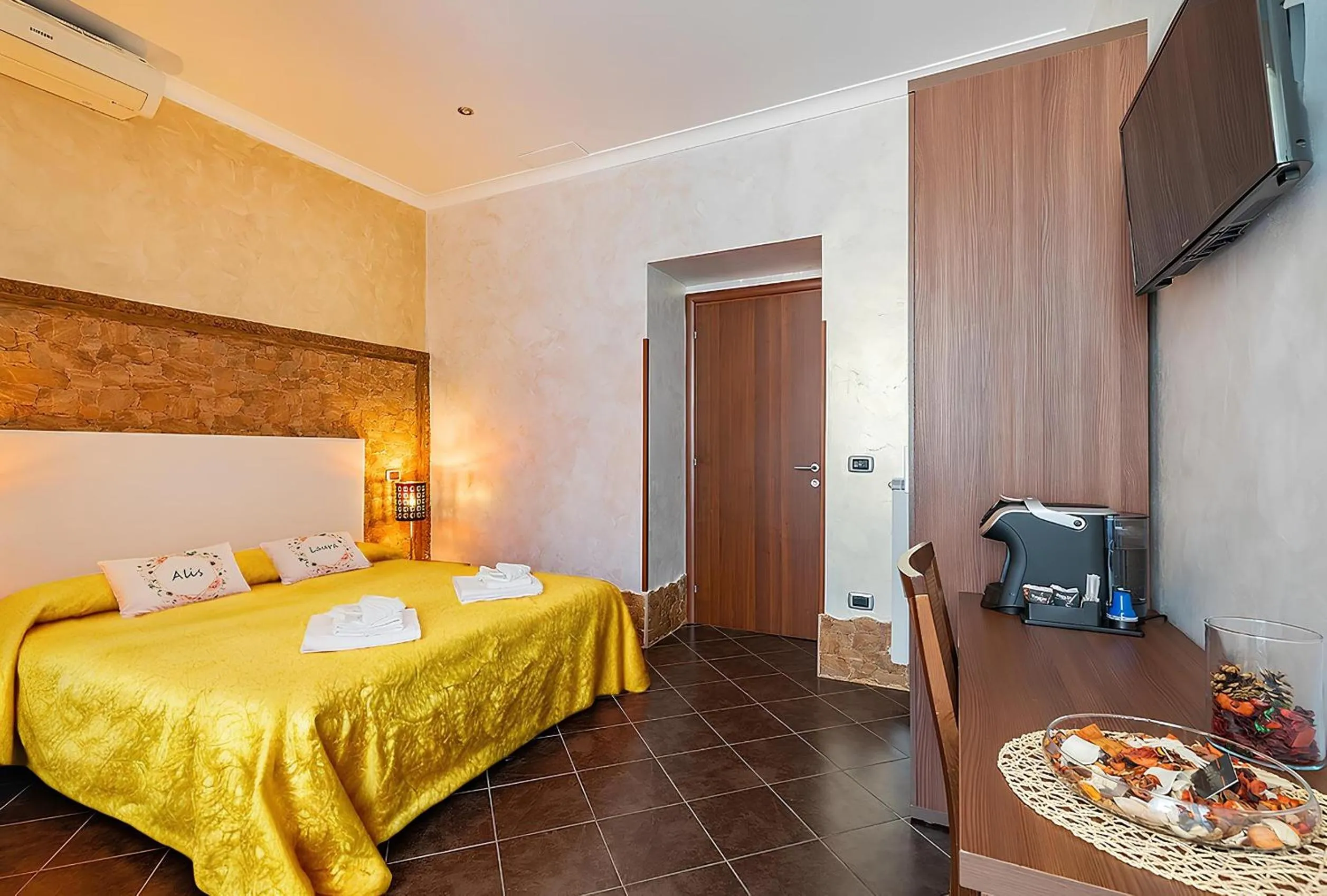 Bed in Alis Laura Guest House - Near Metro Bologna, Easy Access to All Rome