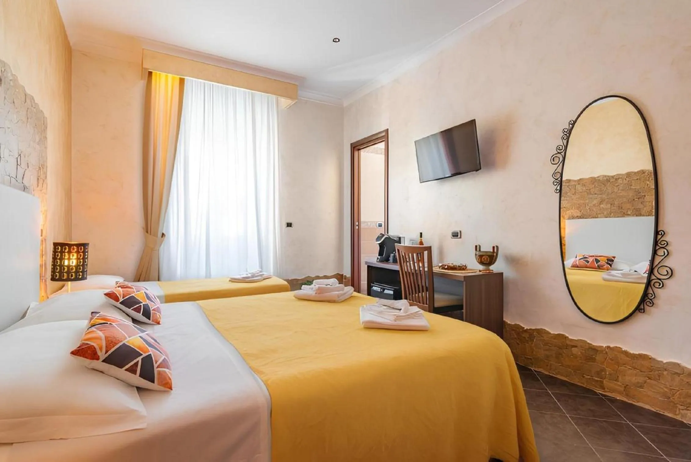 Staff, Bed in Alis Laura - 10 mins to Colosseum, Modern & Near Metro