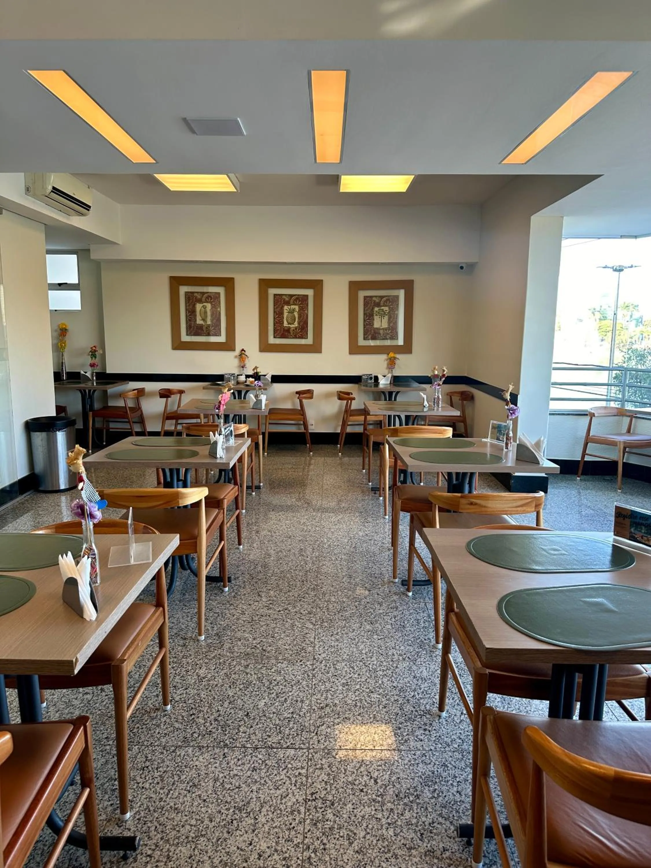 Restaurant/places to eat in Hotel Atlas