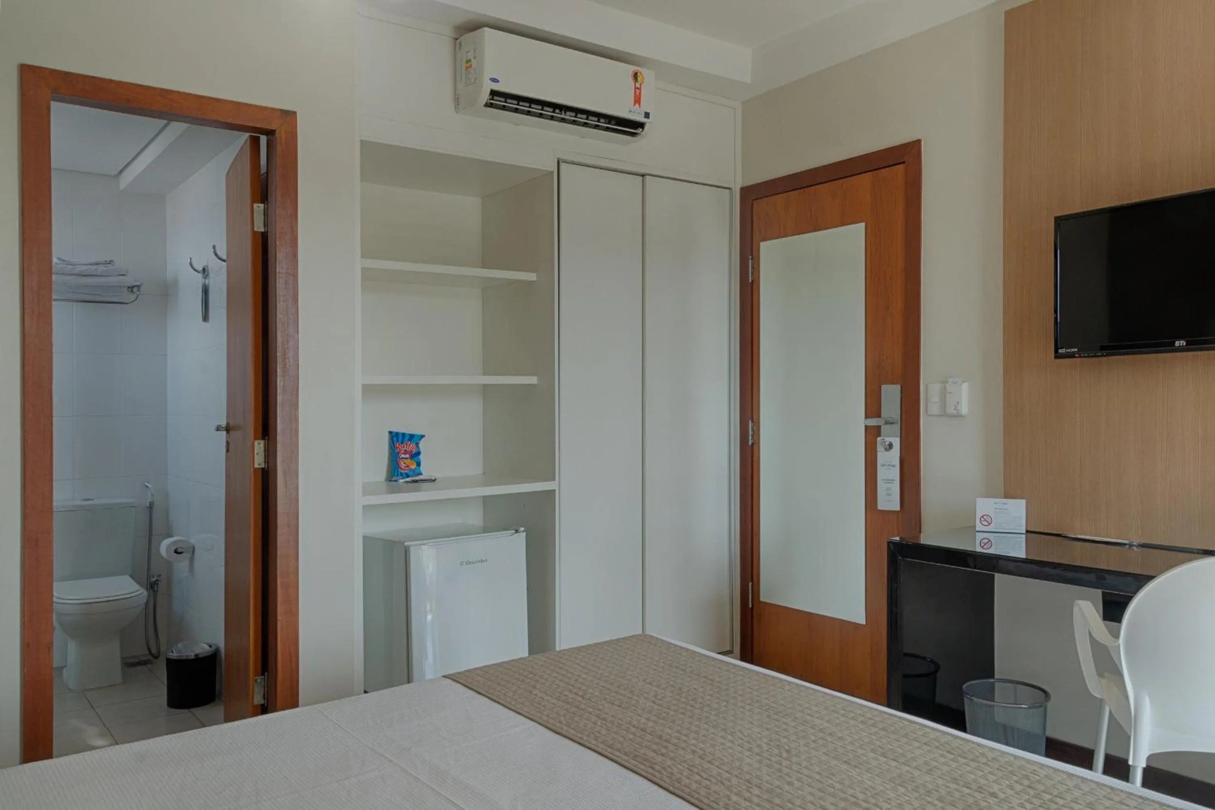 Bathroom, Bed in Hotel Atlas