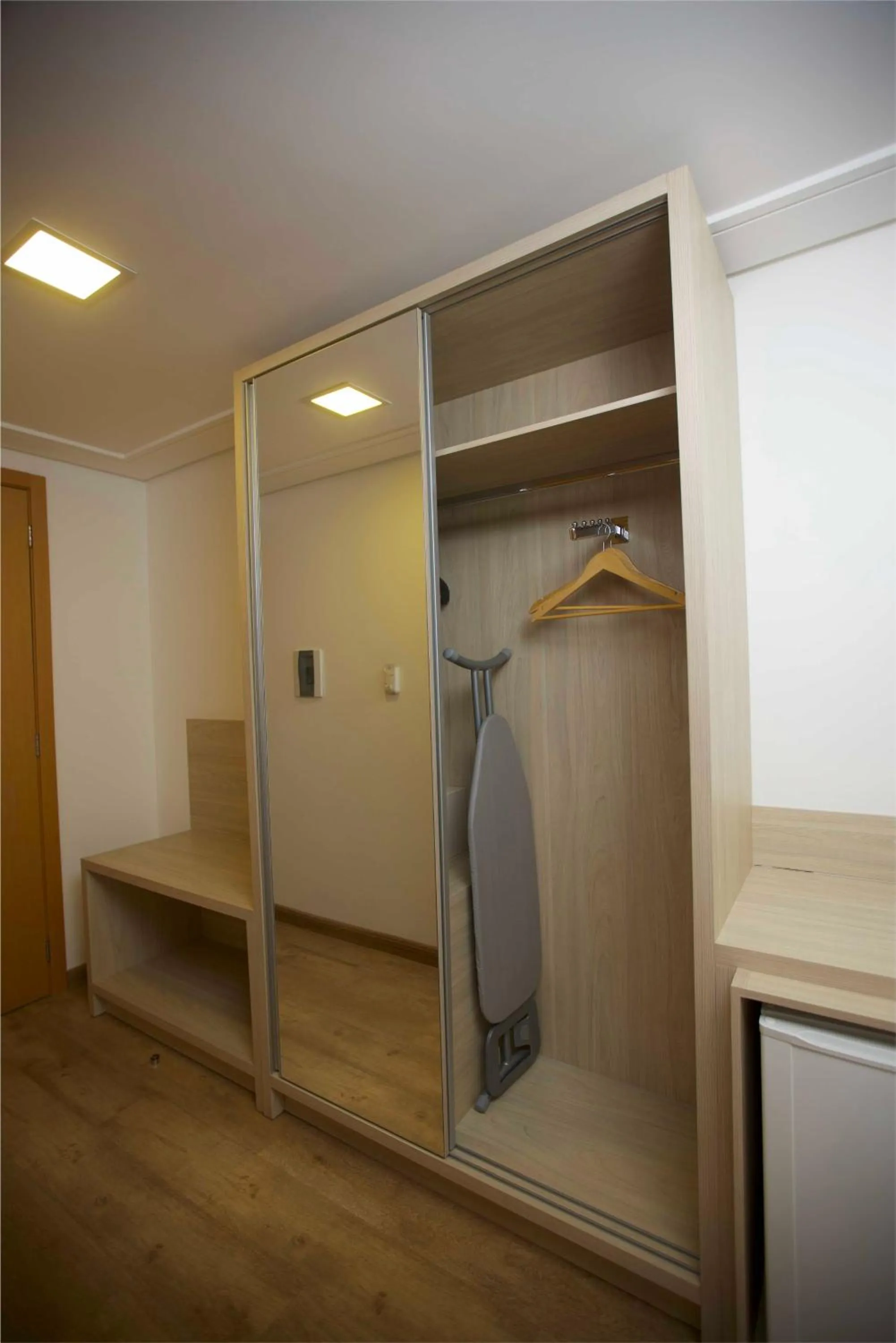 flat iron in Mogano Premium Hotel - ELETROPOSTO