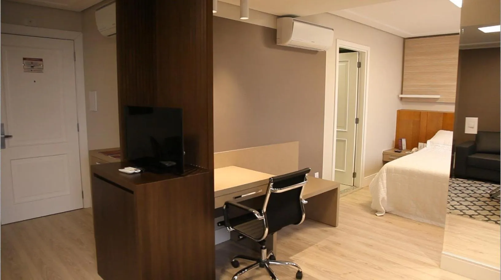 Business facilities, Bed in Mogano Premium Hotel - ELETROPOSTO