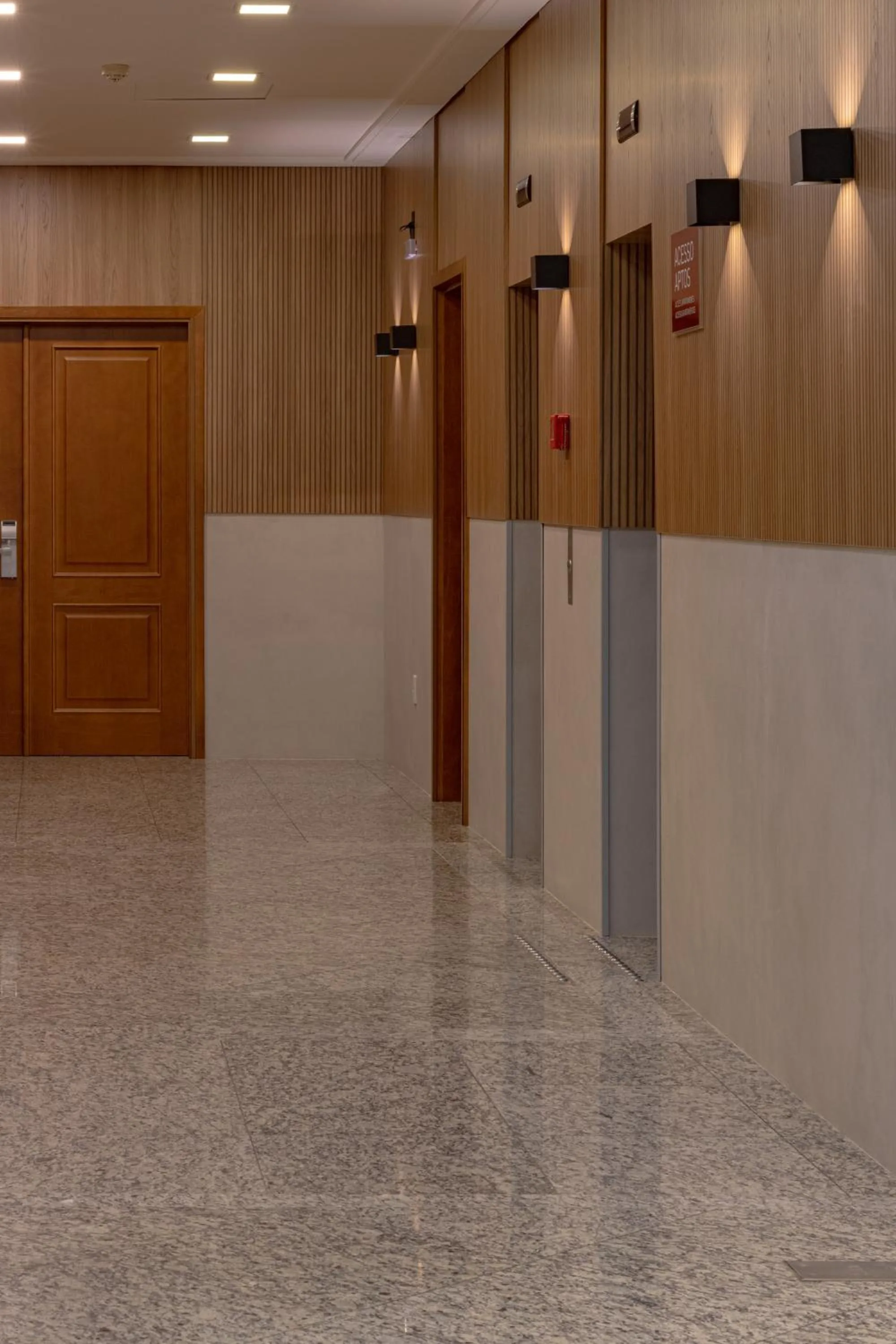 elevator in Mogano Premium Hotel - ELETROPOSTO