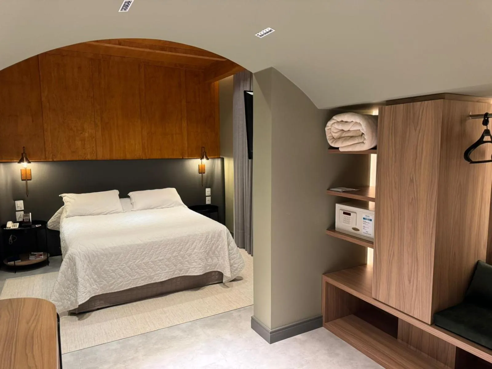 Photo of the whole room, Bed in Mogano Premium Hotel - ELETROPOSTO