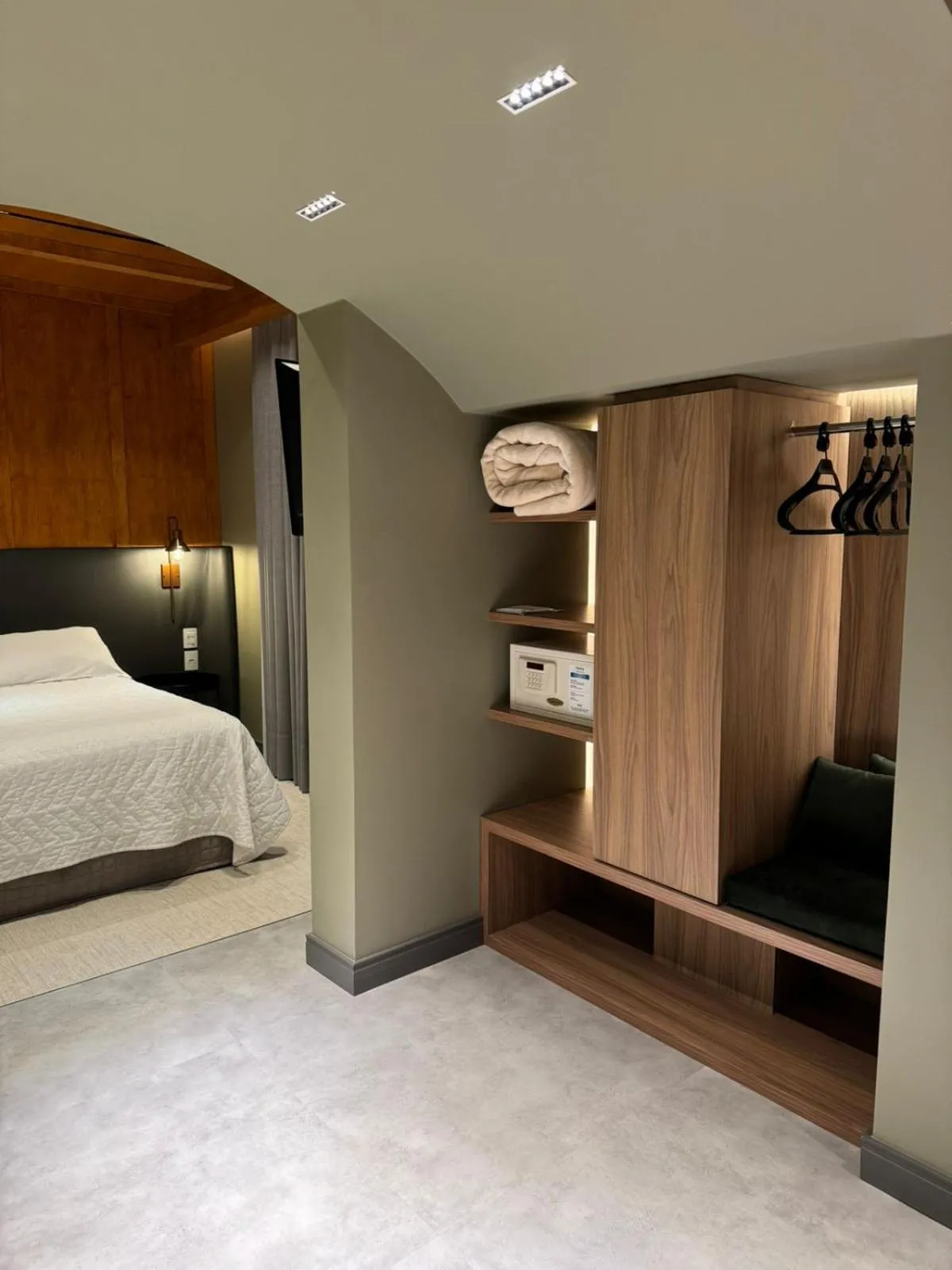 safe, Bed in Mogano Premium Hotel - ELETROPOSTO