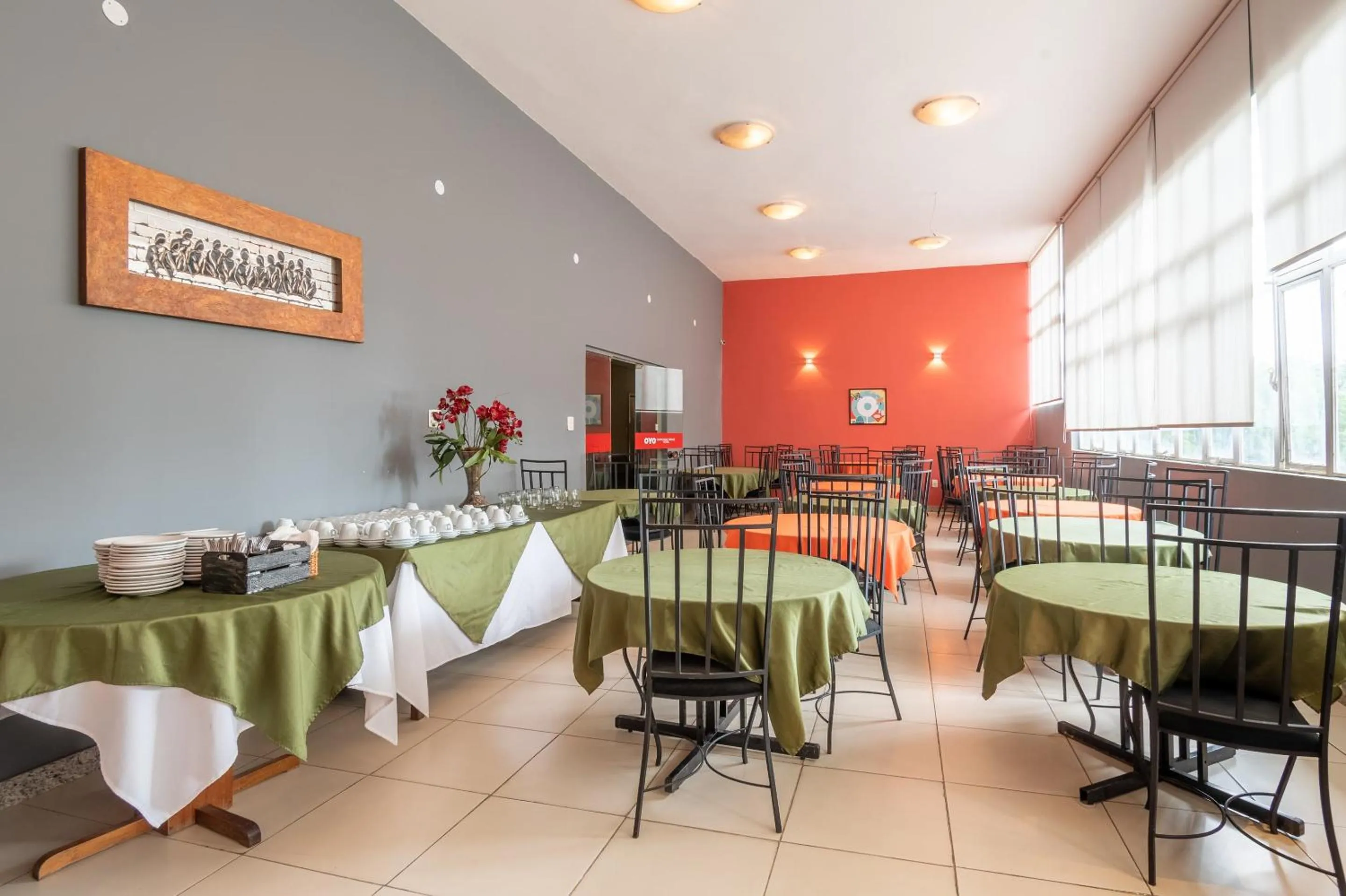 Dining area in OYO Hotel L'Espace - Jaraguá Belo Horizonte