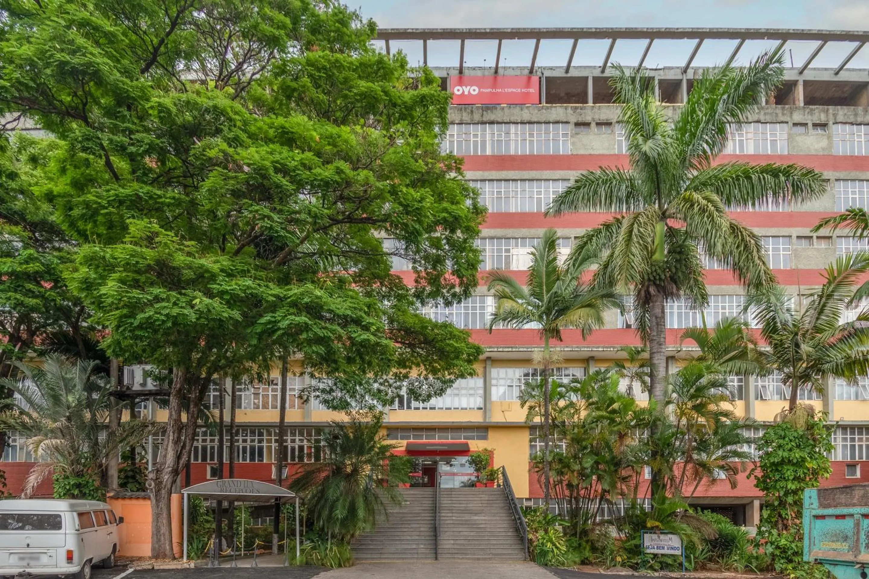 Facade/entrance in OYO Hotel L'Espace - Jaraguá Belo Horizonte