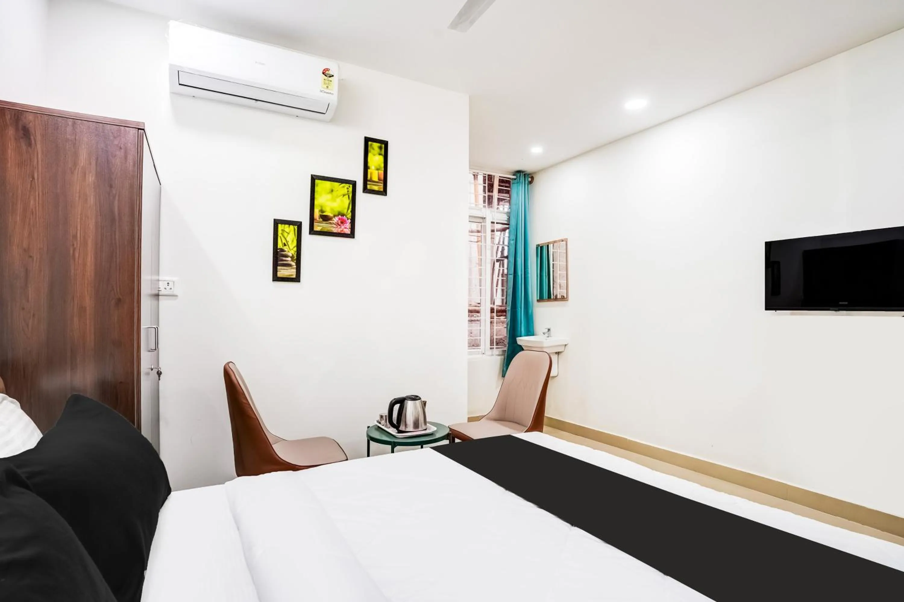 Bedroom, Bed in Hotel O HMR Inn