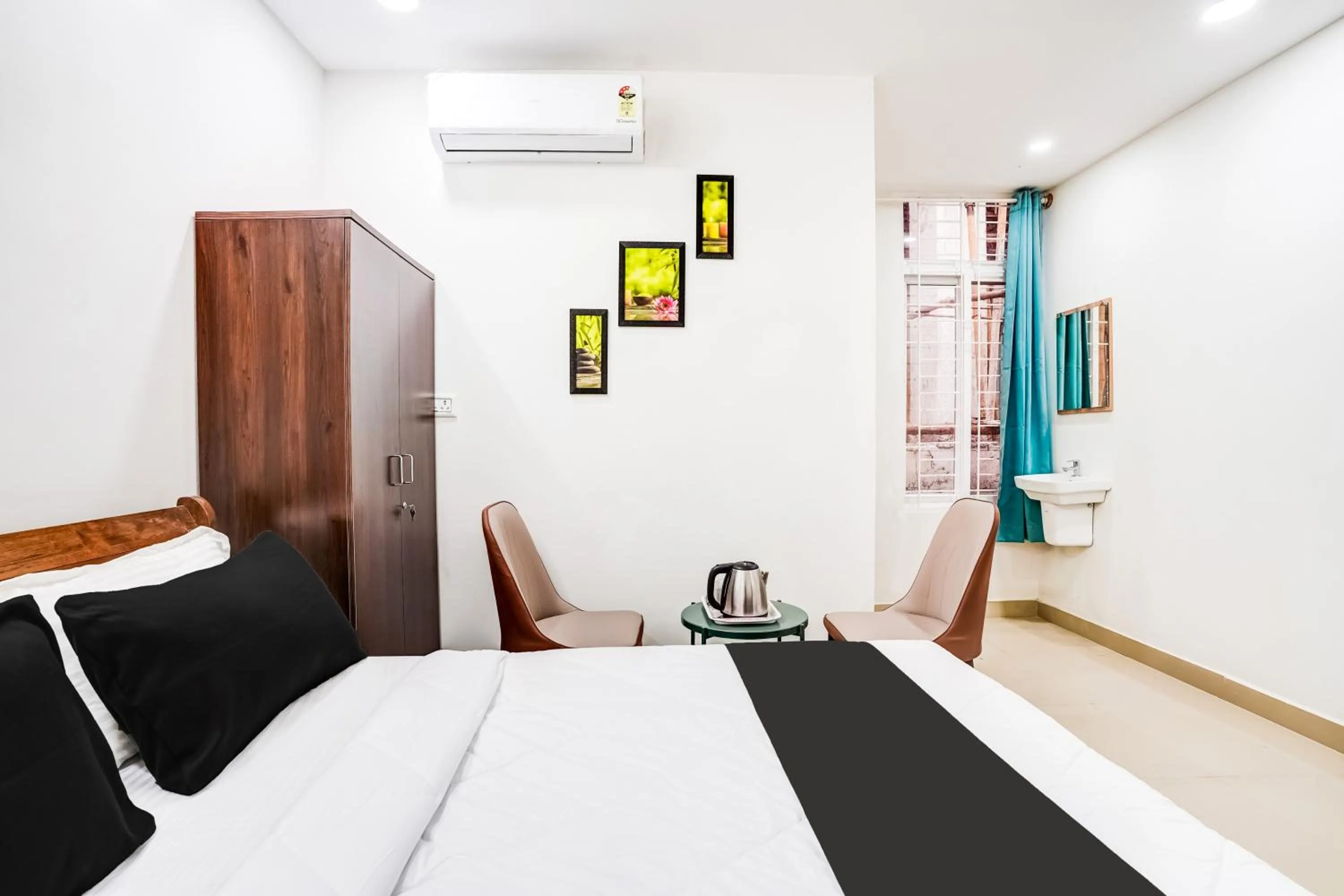 Bedroom, Bed in Hotel O HMR Inn