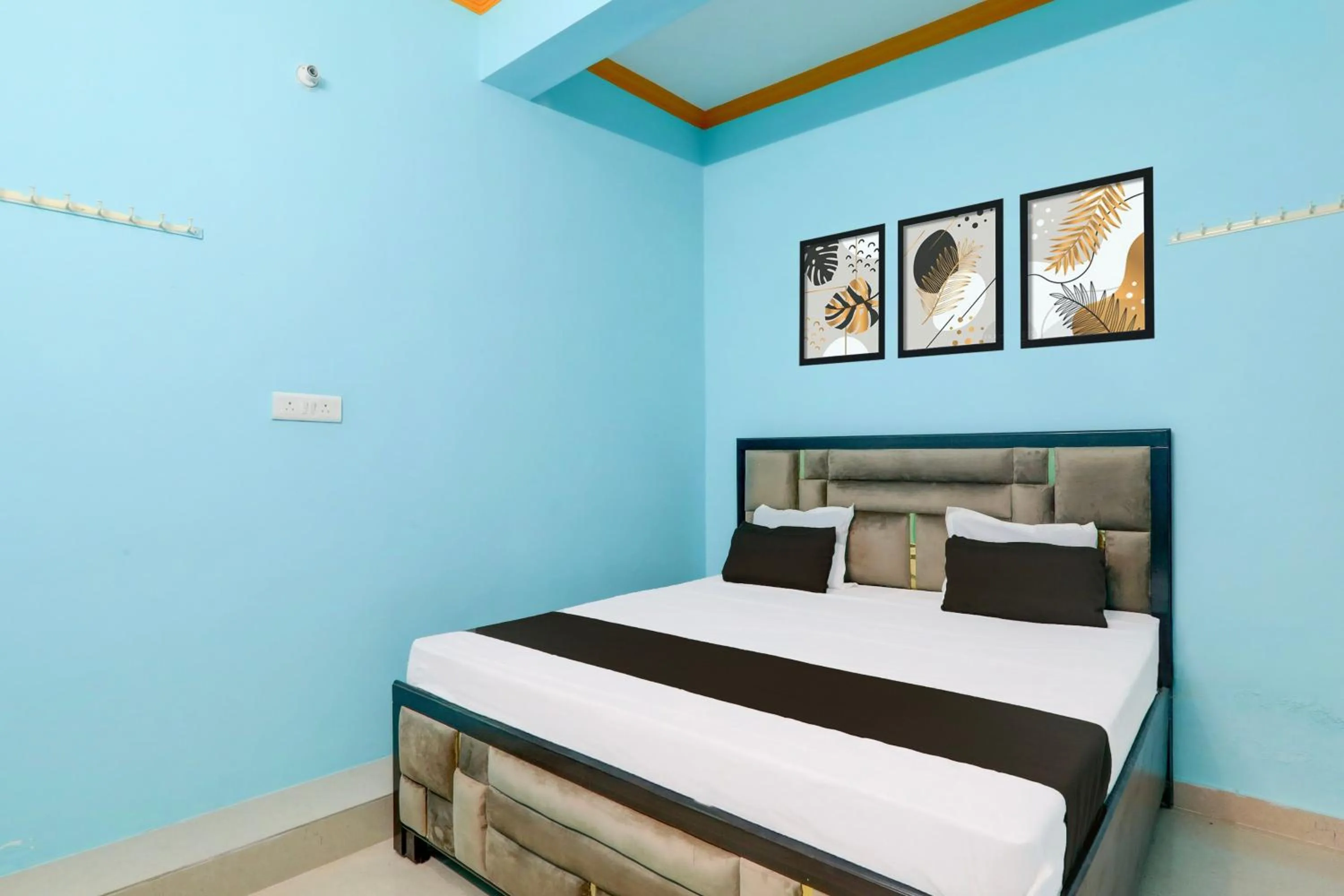 Facade/entrance, Bed in Hotel O SK