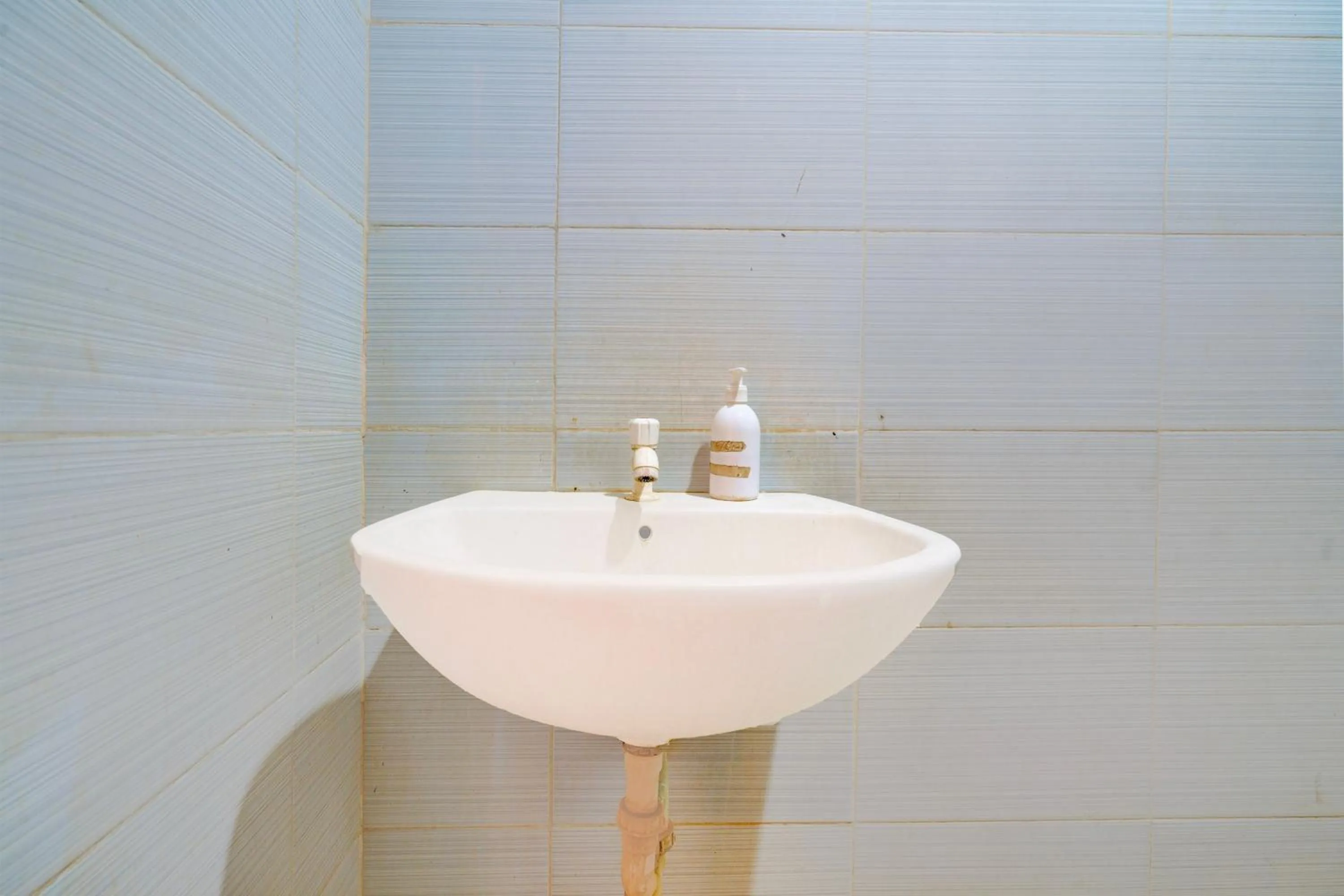 Bathroom in Collection O Cirebon Near Grage Mall Cirebon Formerly Rumah Suka