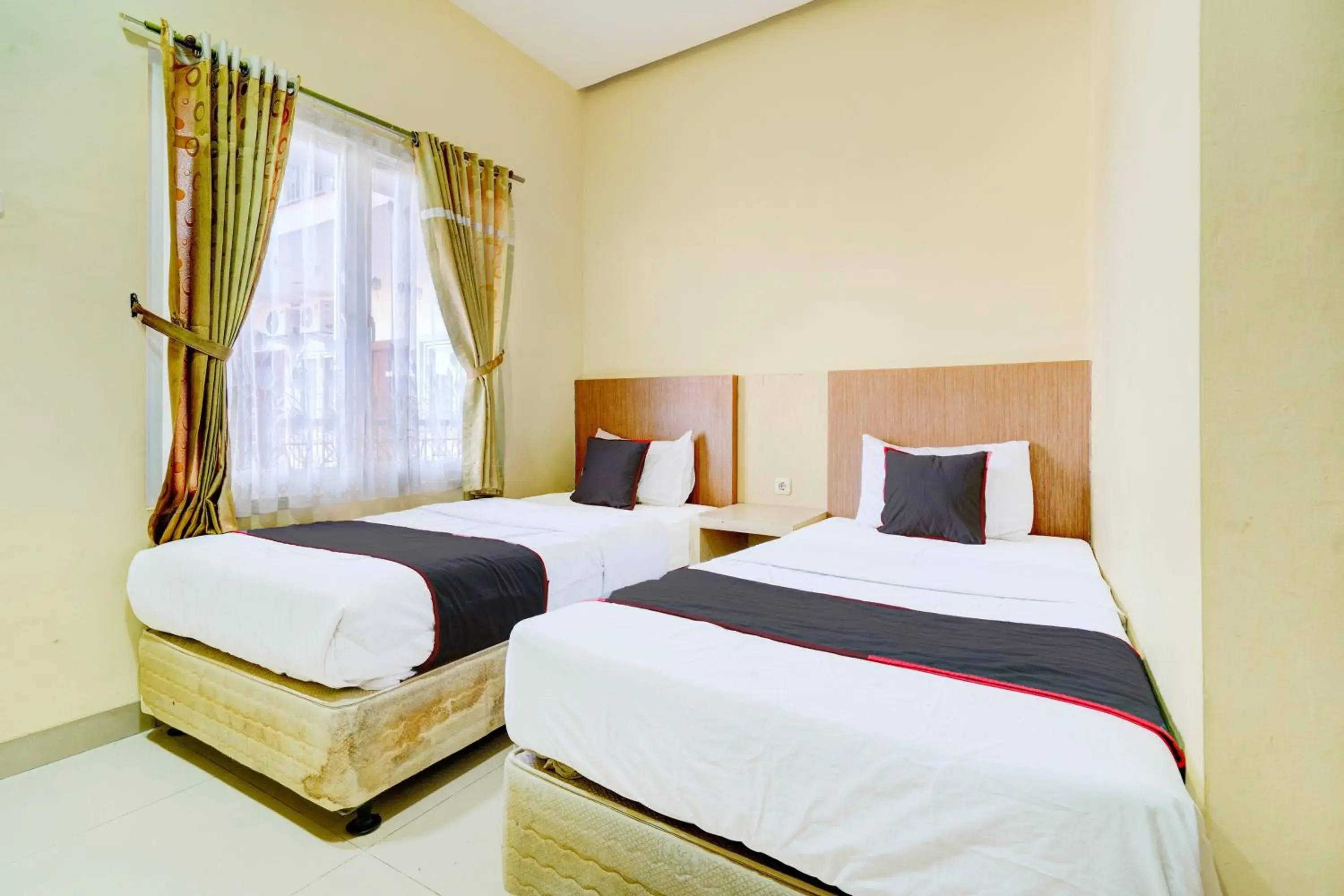 Delxue Twin Room in Collection O Cirebon Near Grage Mall Cirebon Formerly Rumah Suka Delxue Twin Room in Collection O Cirebon Near Grage Mall Cirebon Formerly Rumah Suka