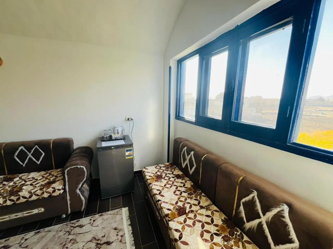 Living room, Bed in Sharqotel Luxor