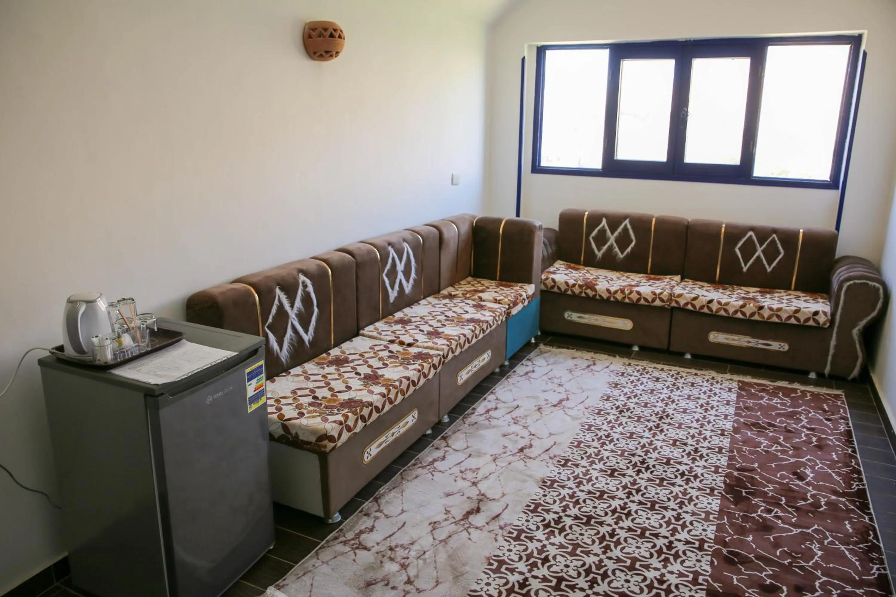 Living room, Bed in Sharqotel Luxor