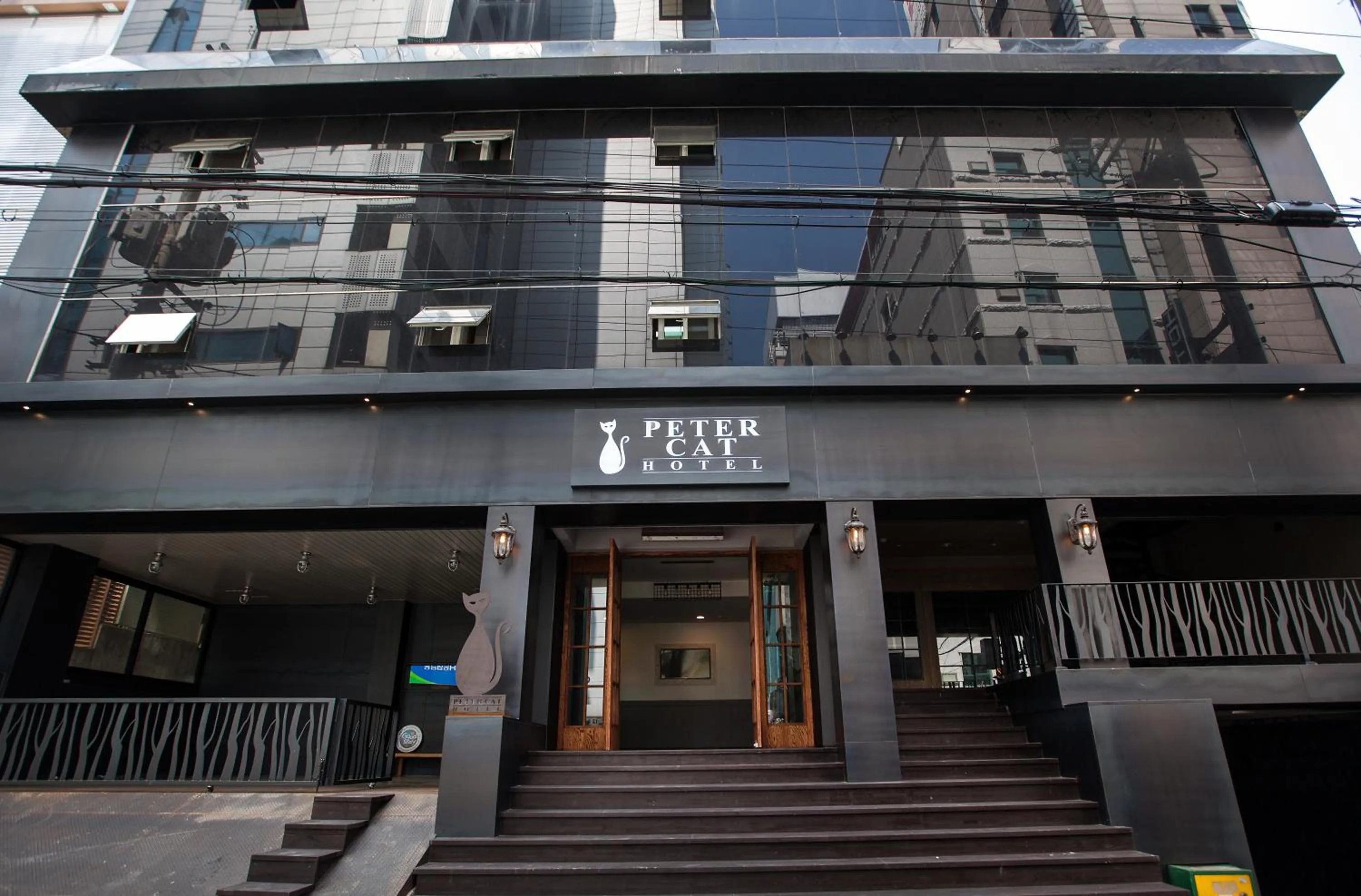Facade/entrance in Petercat Hotel Shinchon