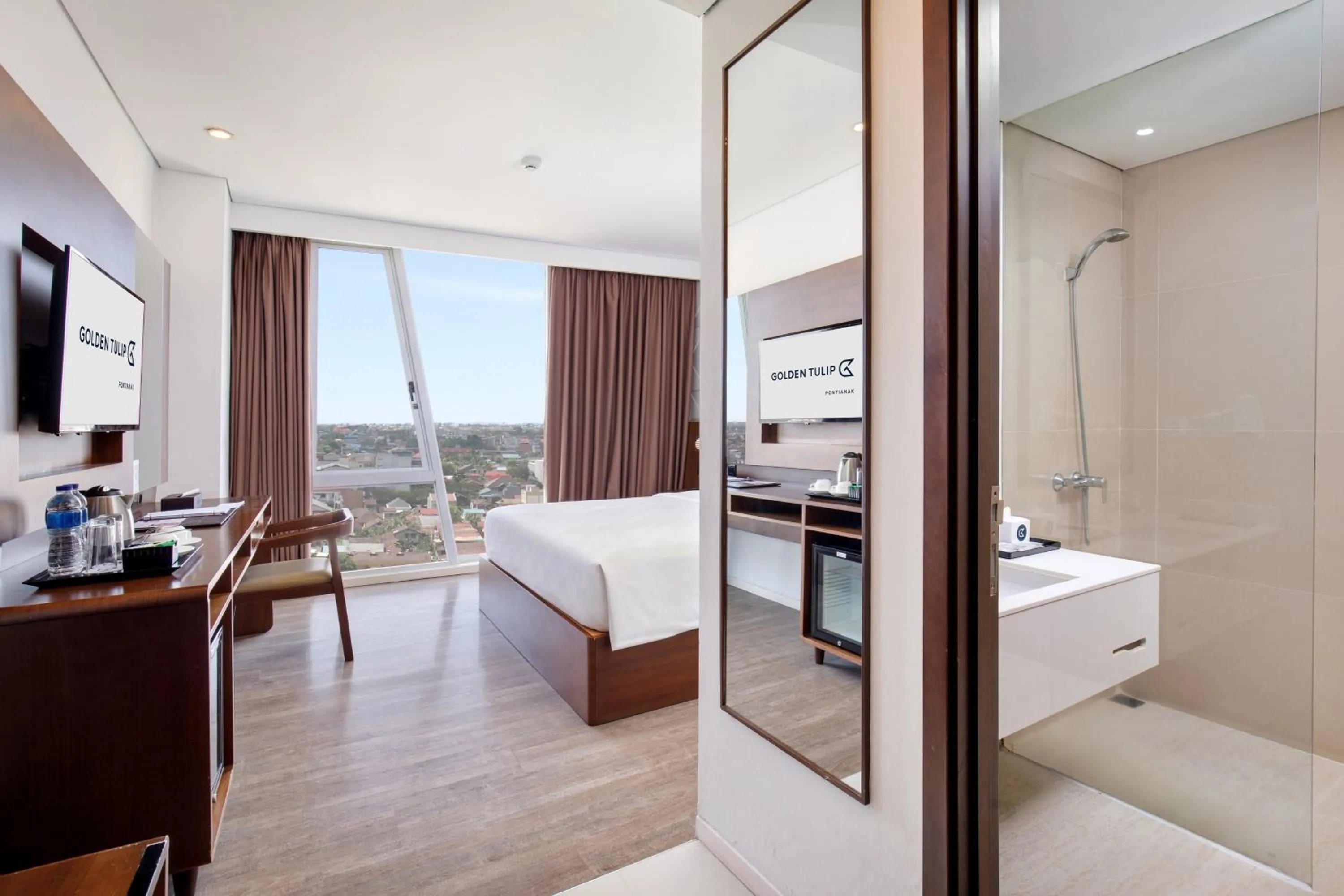 Coffee/tea facilities, Bed in Golden Tulip Pontianak