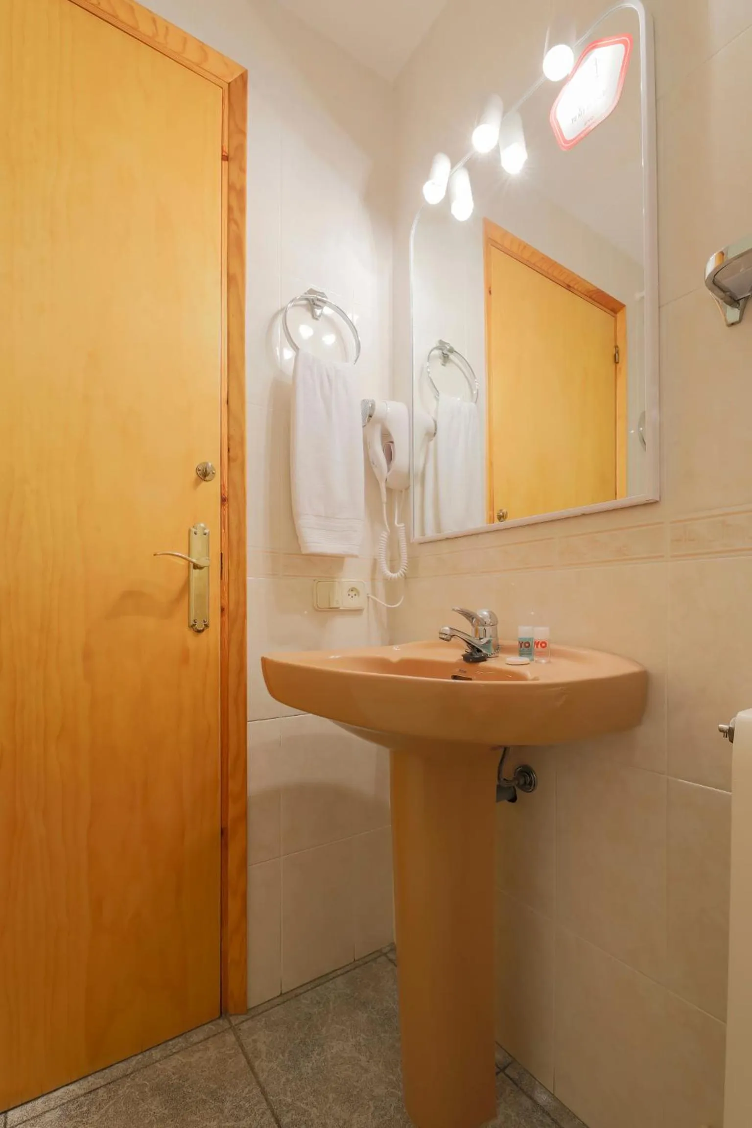 Bathroom in Hostal Montserrat