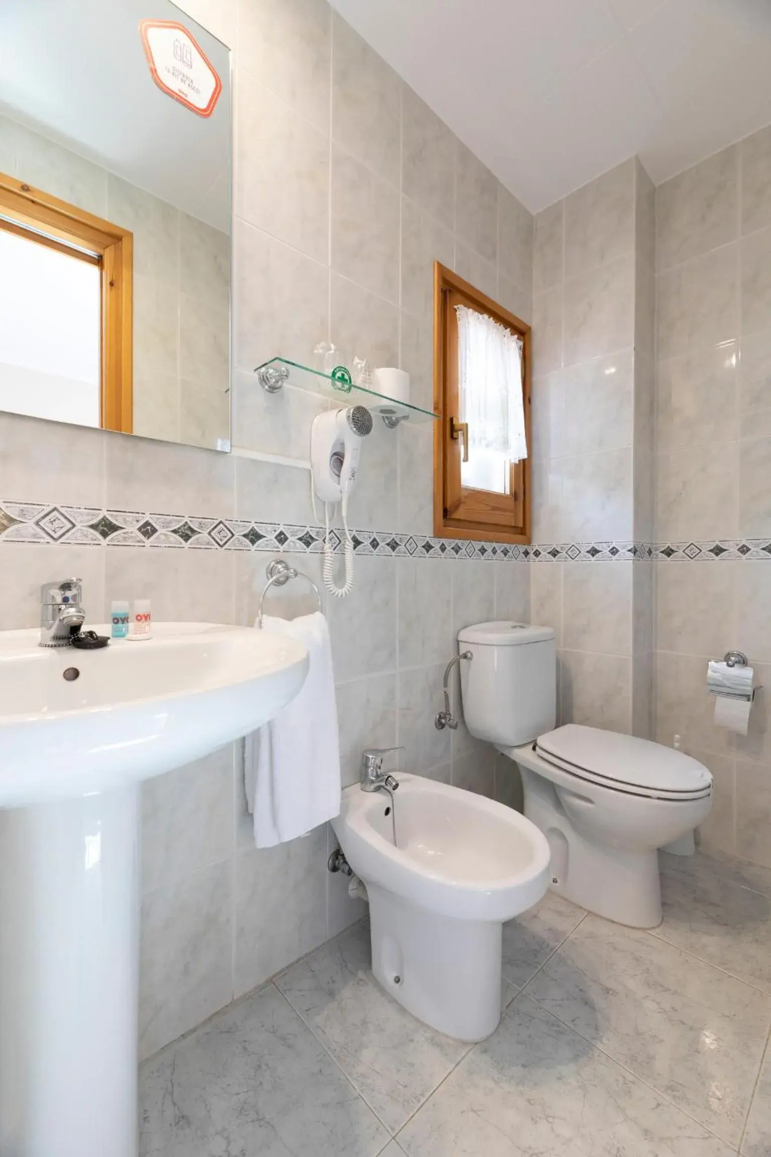 Economy Twin Room in Hostal Montserrat Economy Twin Room in Hostal Montserrat