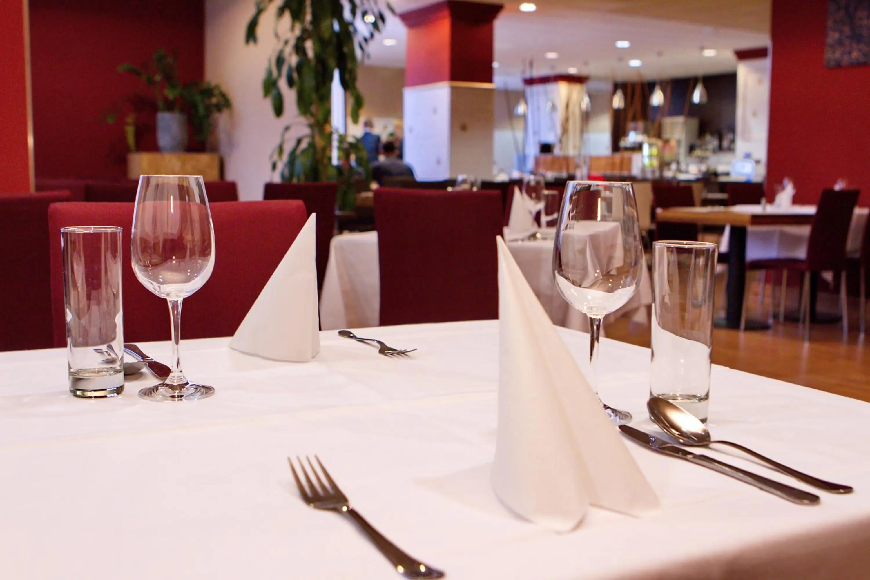 Restaurant/places to eat in Hotel Expo