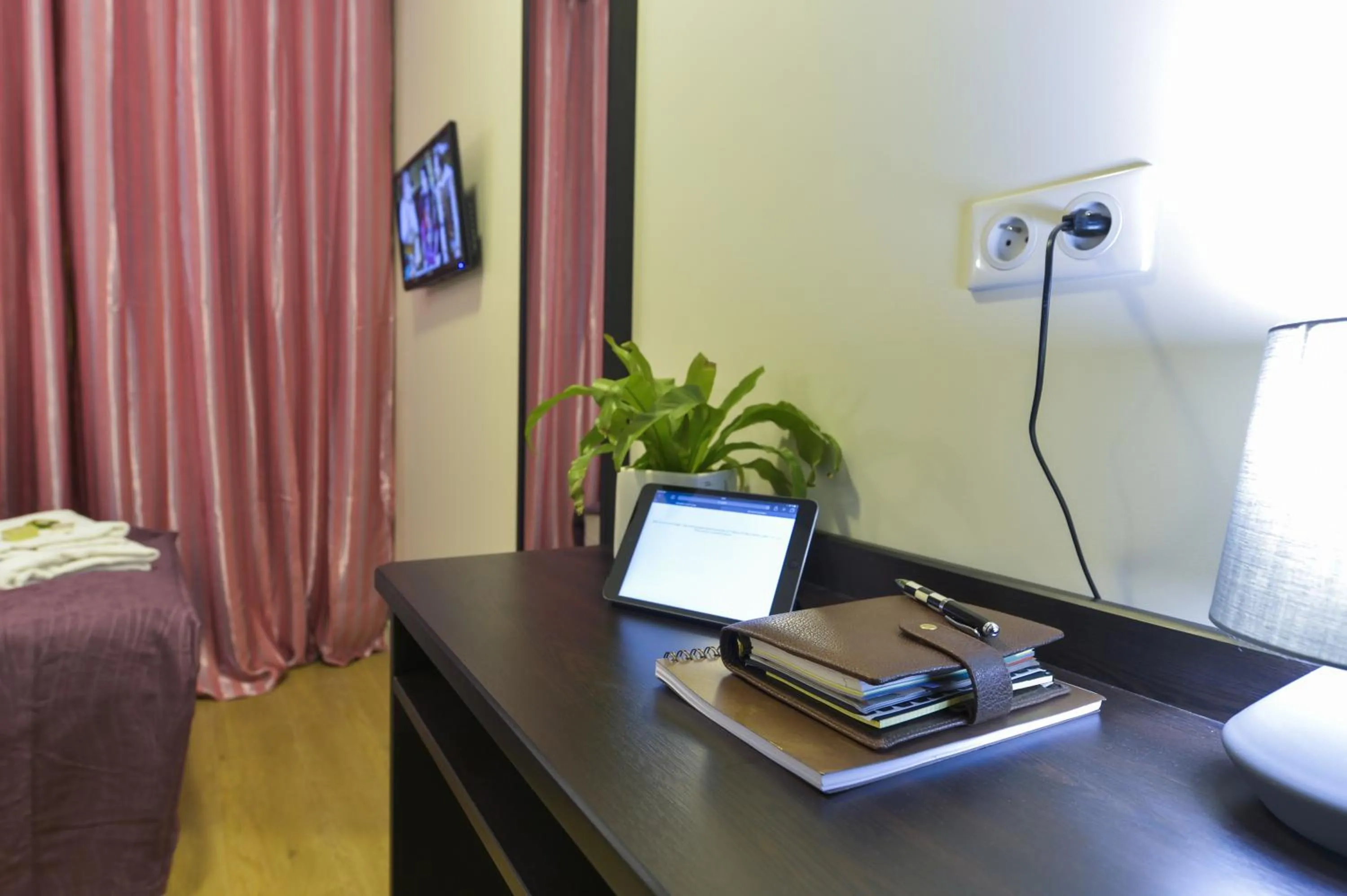 Seating area, Bed in Hôtel du Quai de Seine