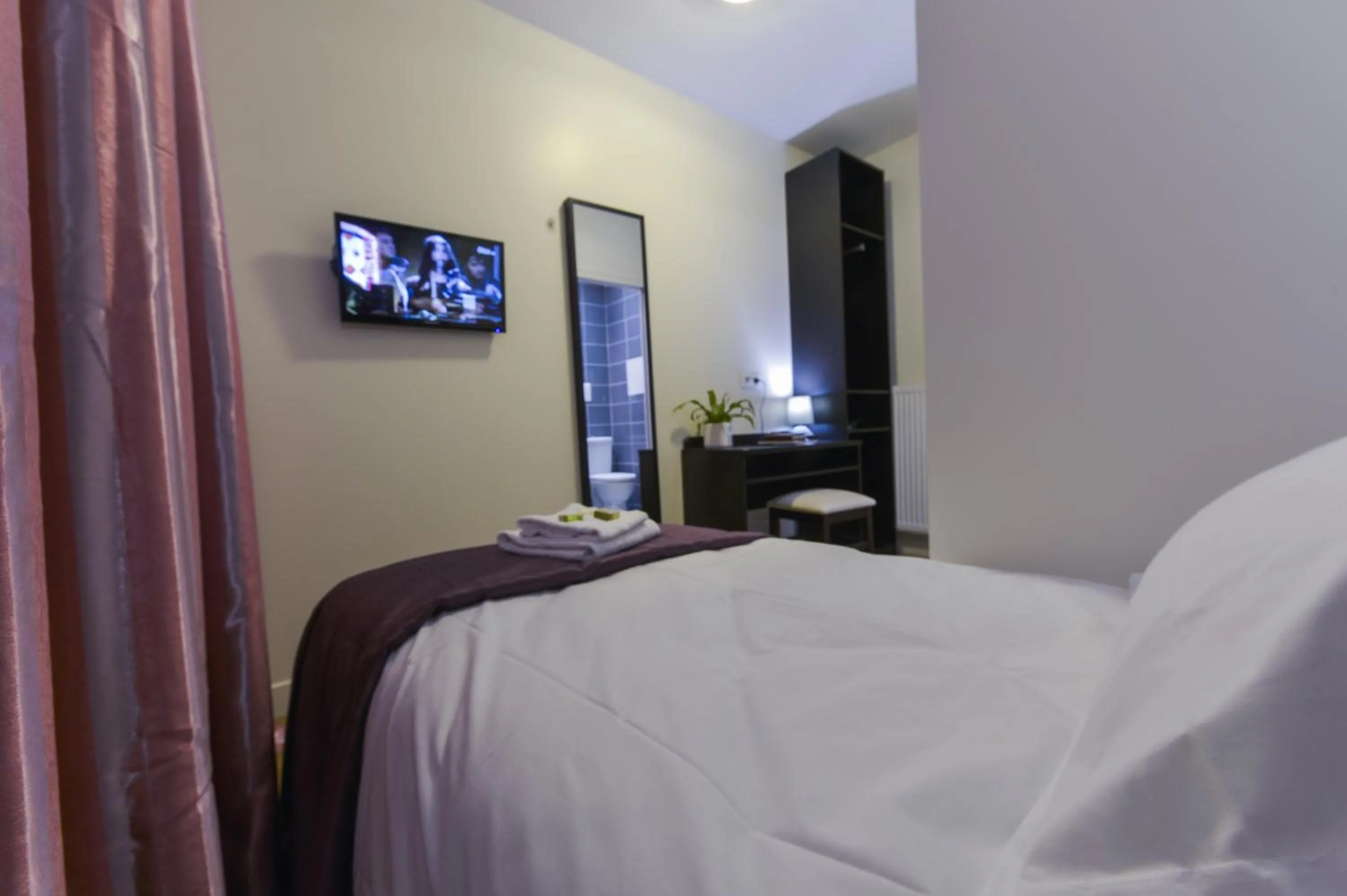 Bed in Hôtel du Quai de Seine