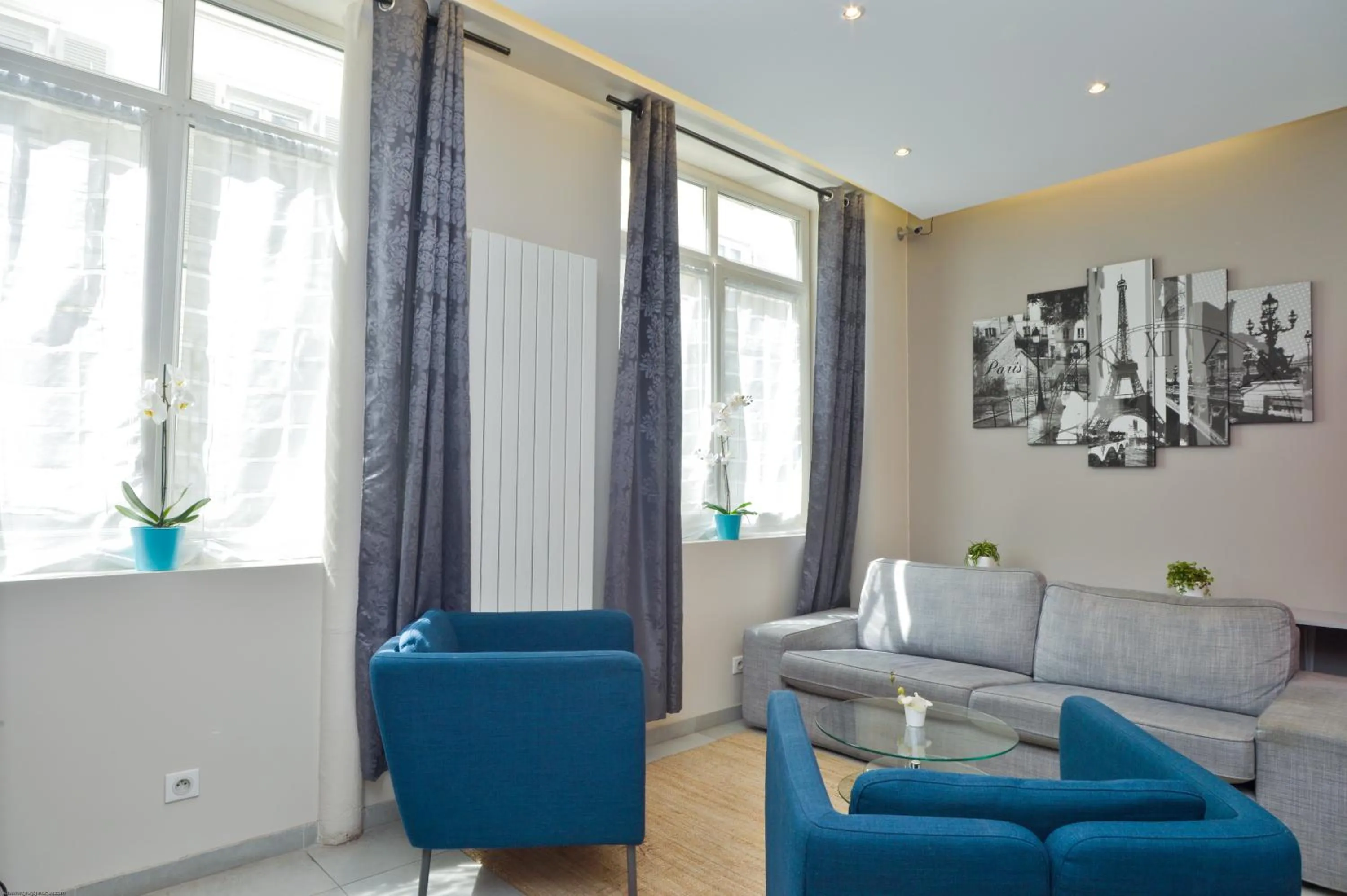 Communal lounge/ TV room in Hôtel du Quai de Seine