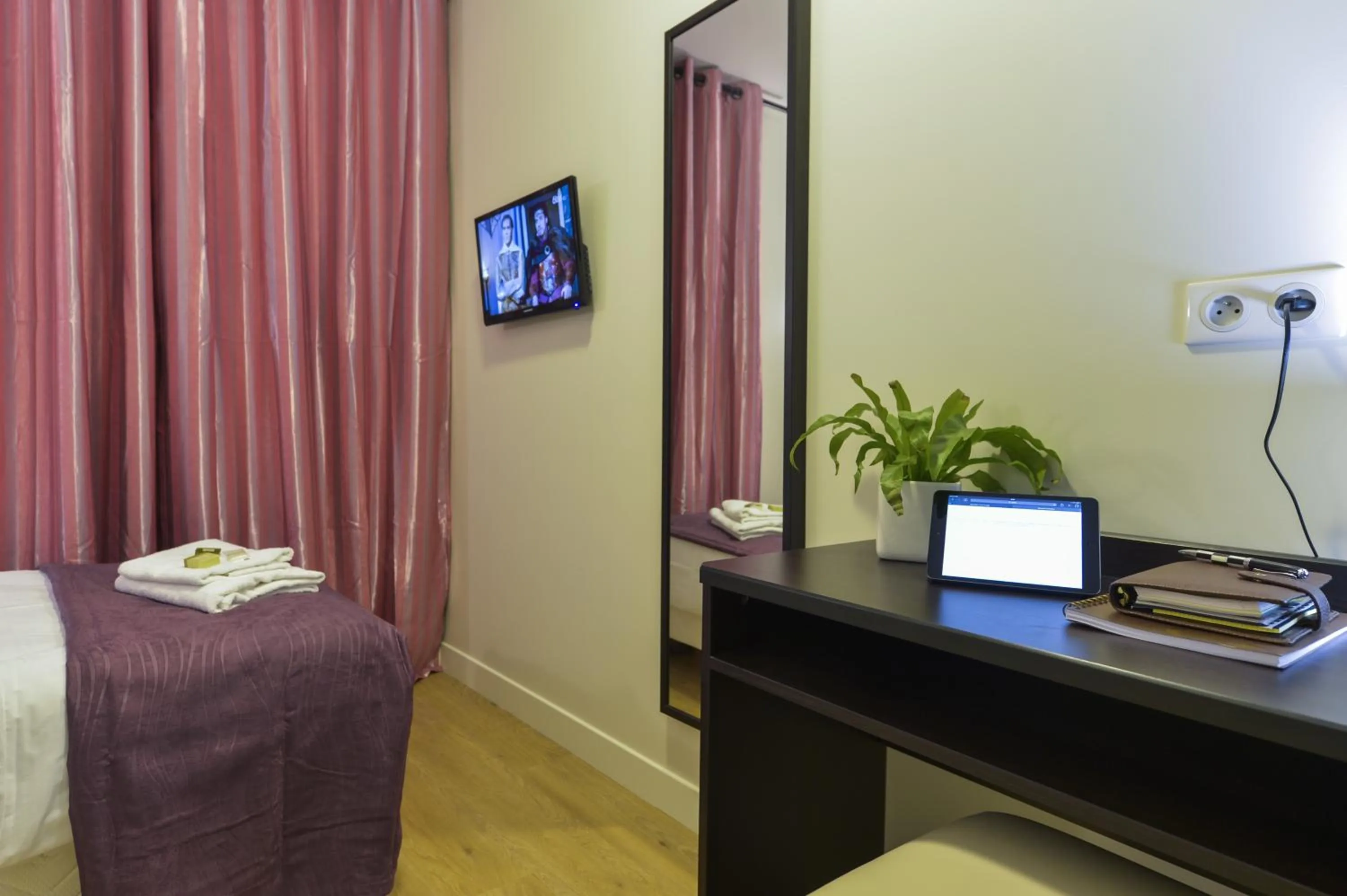 Seating area, Bed in Hôtel du Quai de Seine