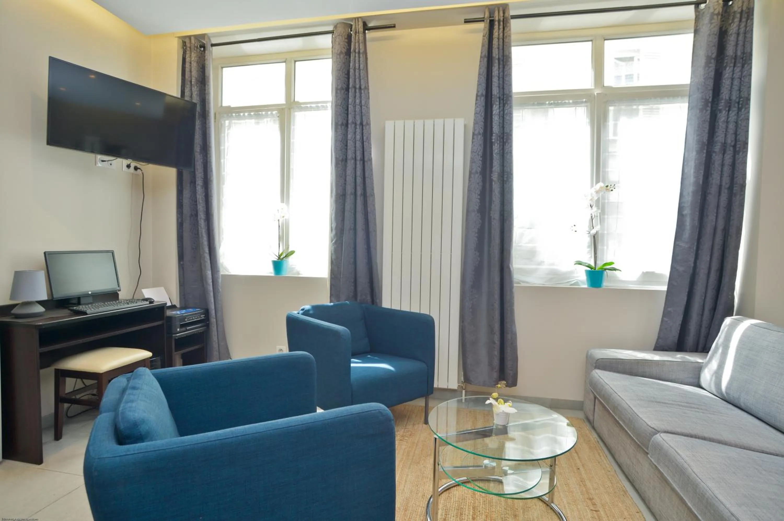 Communal lounge/ TV room in Hôtel du Quai de Seine